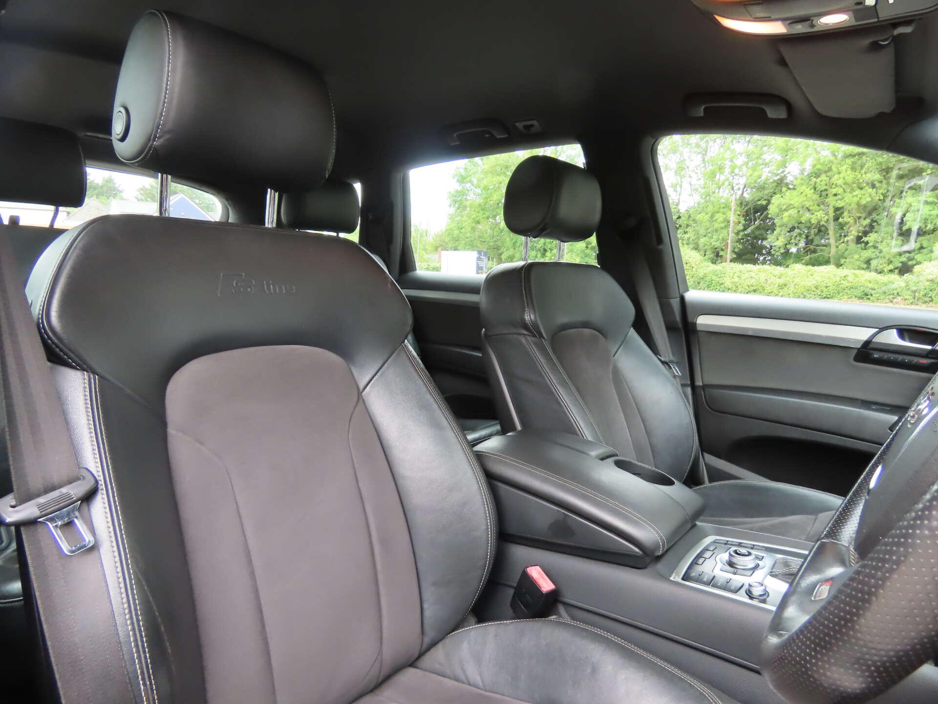 Audi Q7 view 8