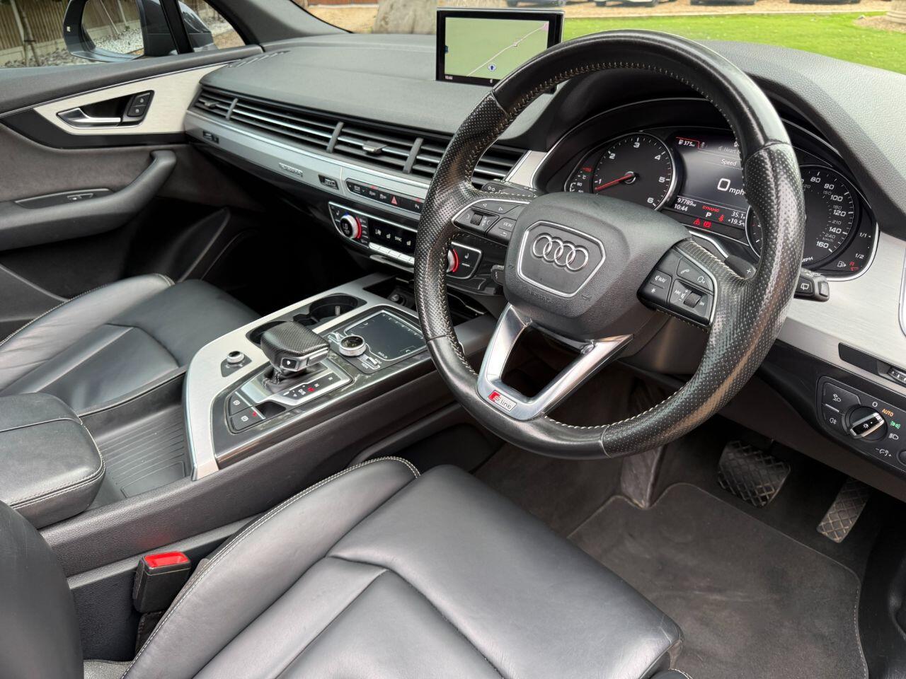 Audi Q7 view 11