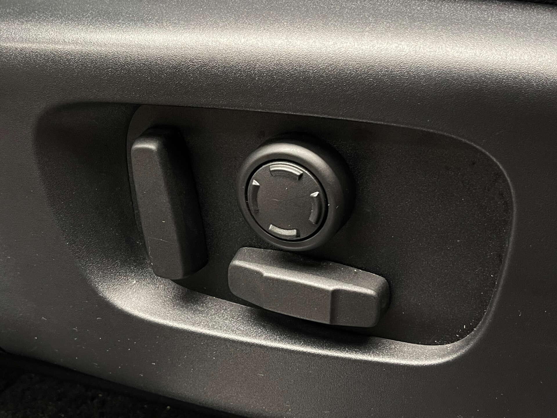 Land Rover Discovery Sport view 12