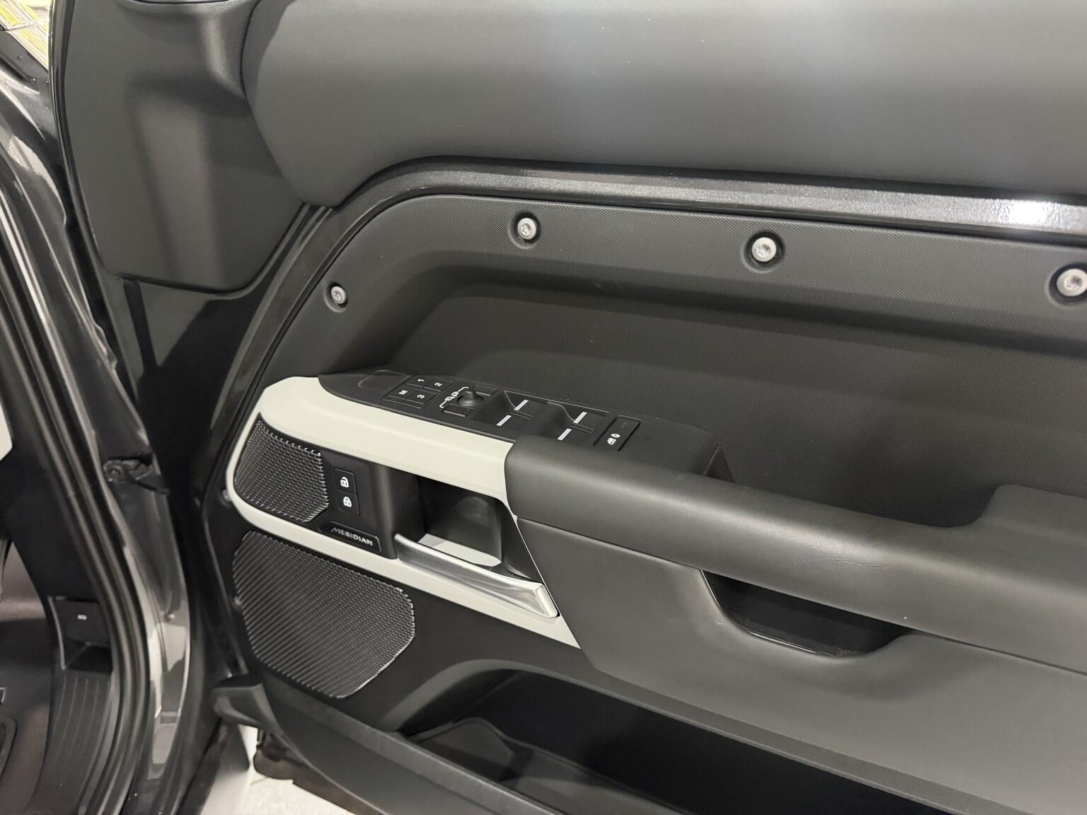 Land Rover Defender 110 view 41
