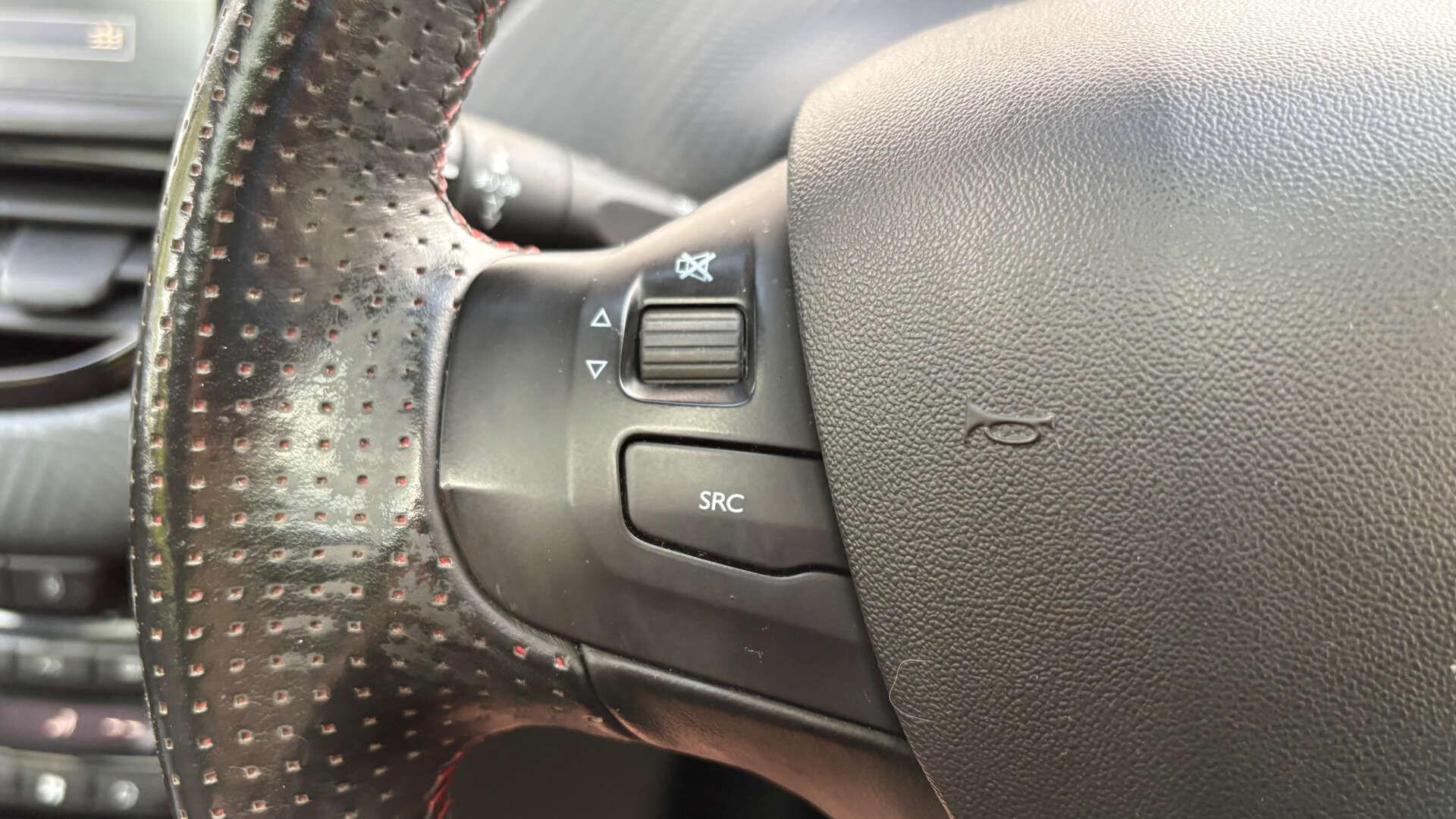 Peugeot 208 view 17