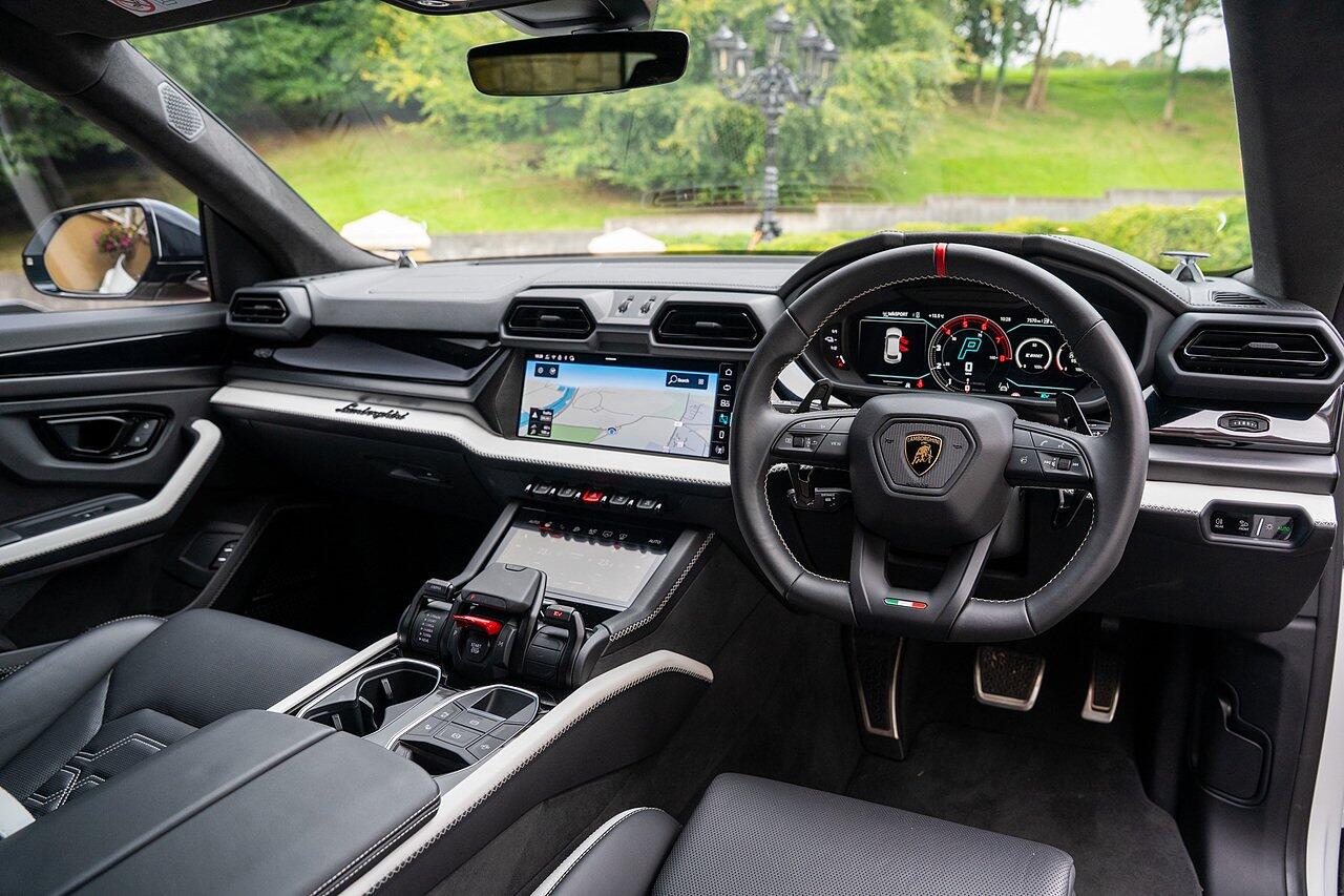 Lamborghini Urus view 44