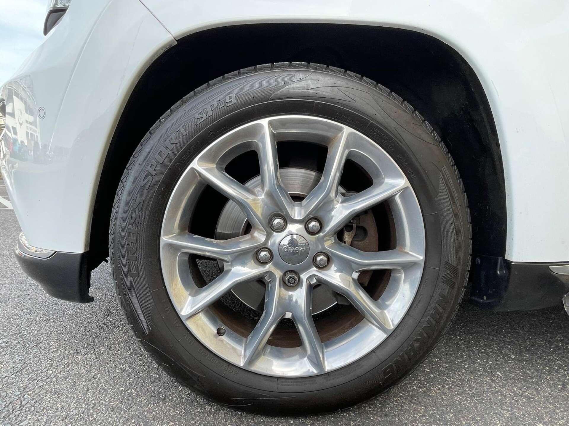 Jeep Grand Cherokee view 3