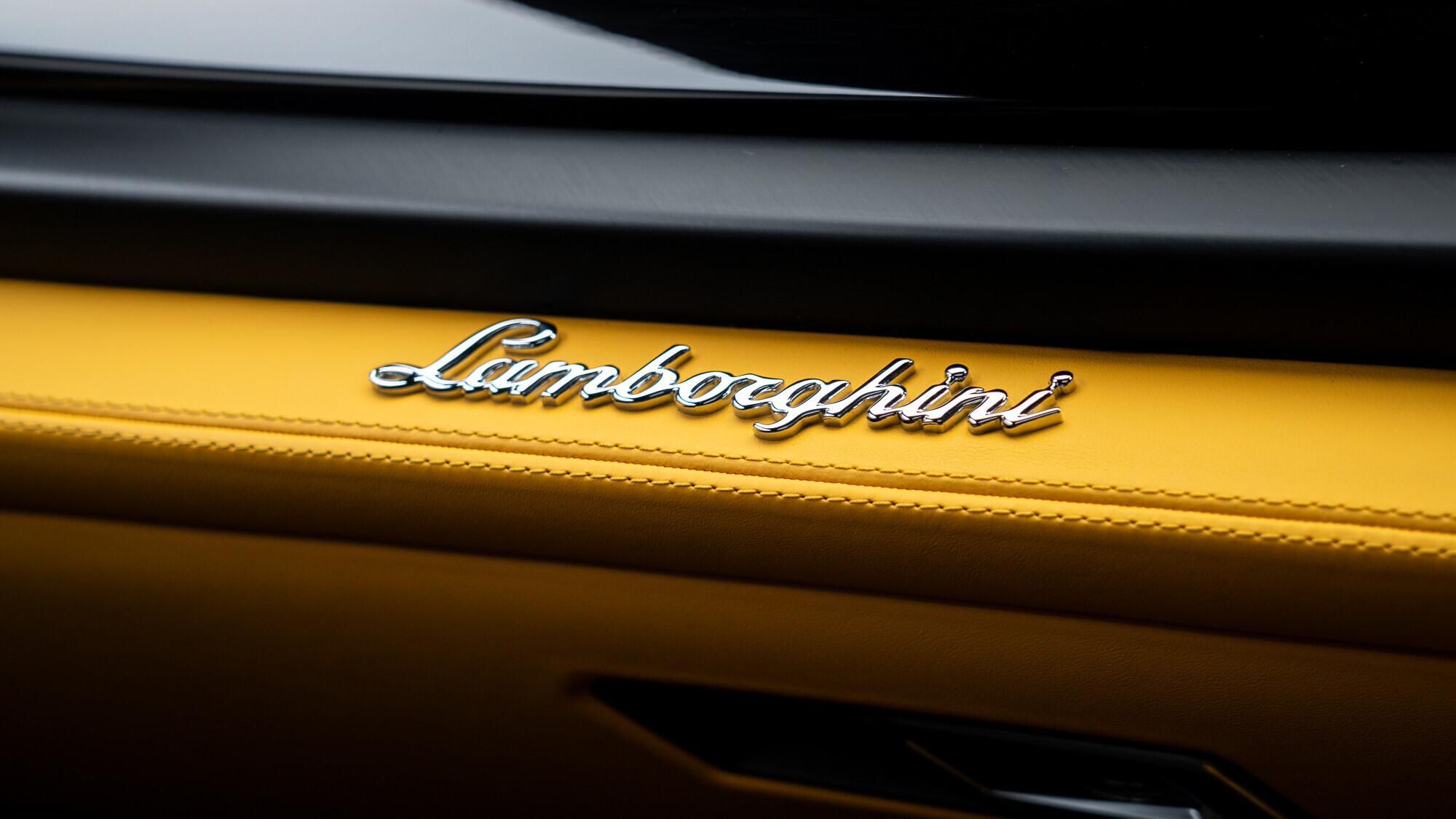 Lamborghini Urus view 57