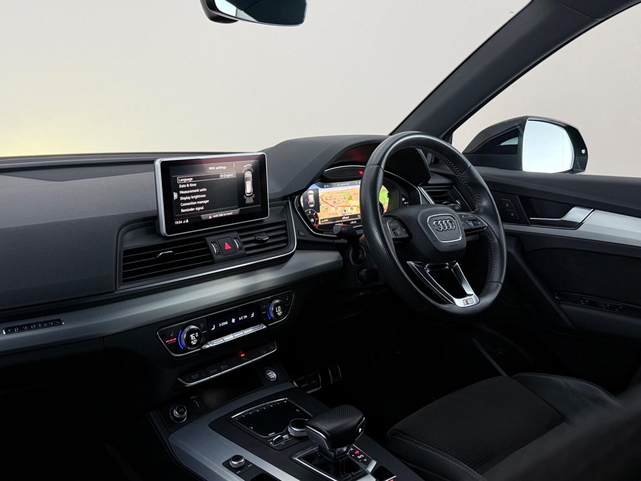 Audi Q5 view 4