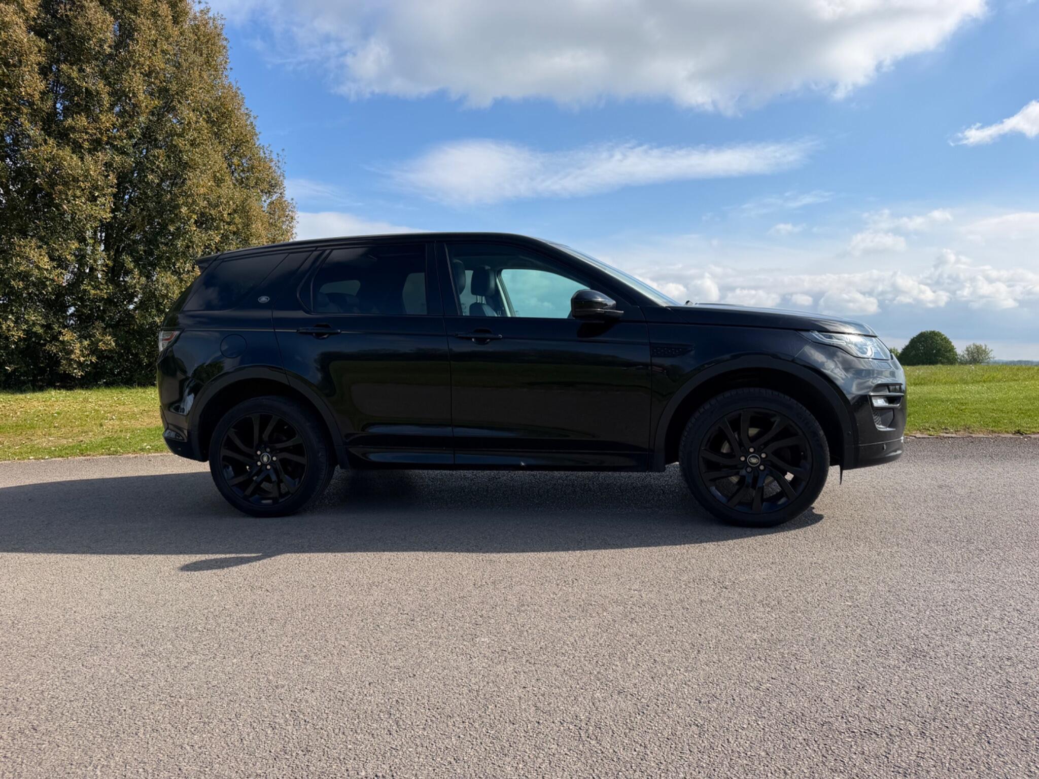 Land Rover Discovery Sport view 4
