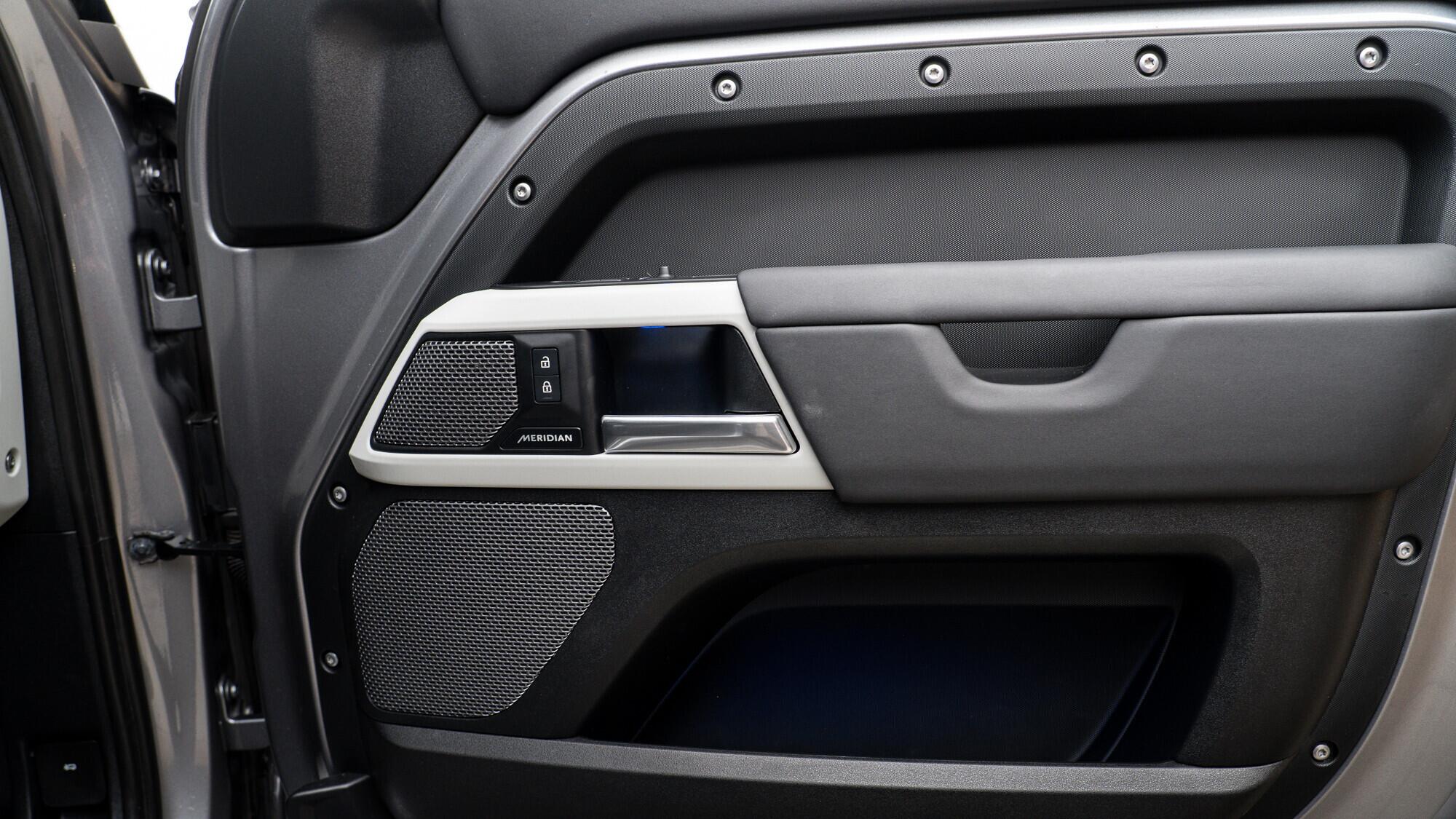 Land Rover Defender view 36