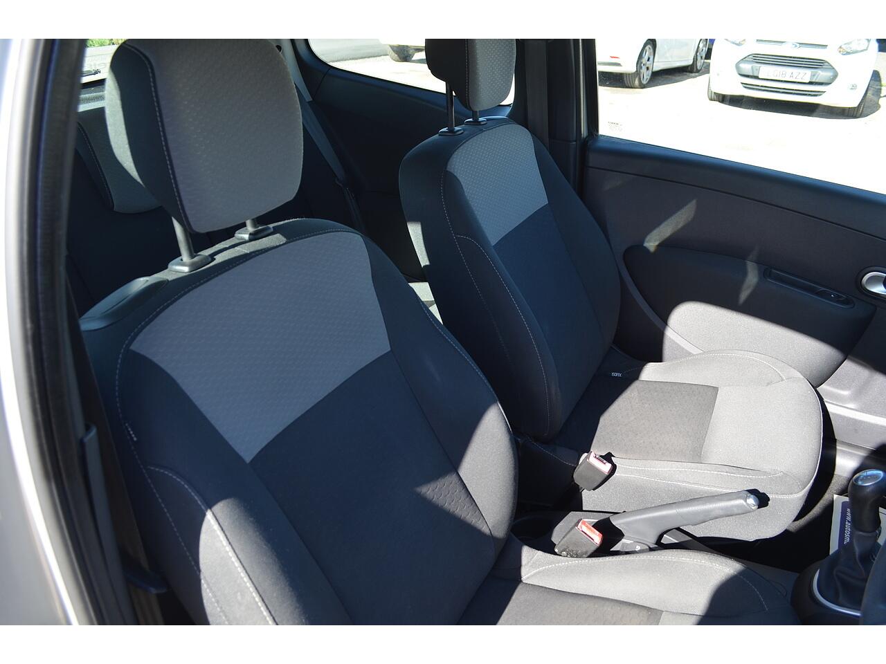 Renault Clio view 18