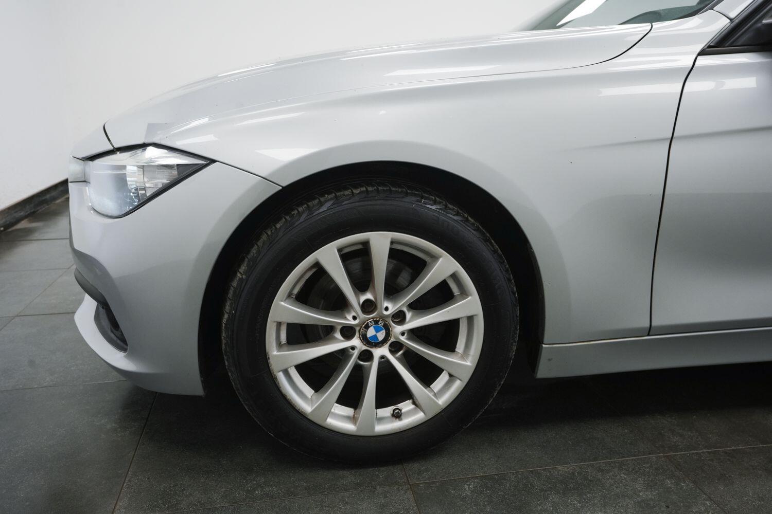 BMW 3 Series view 5