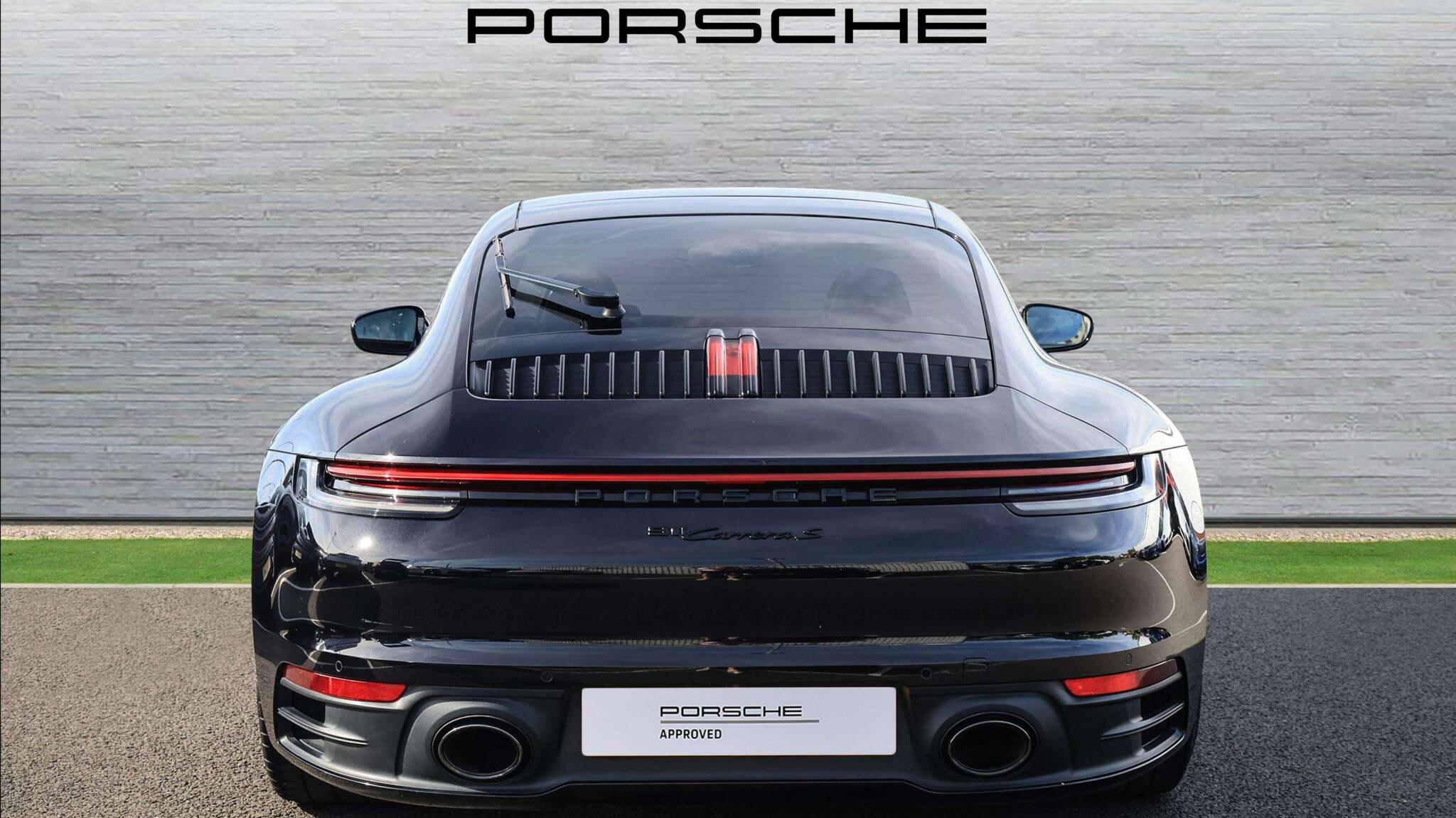 Porsche 911 view 8