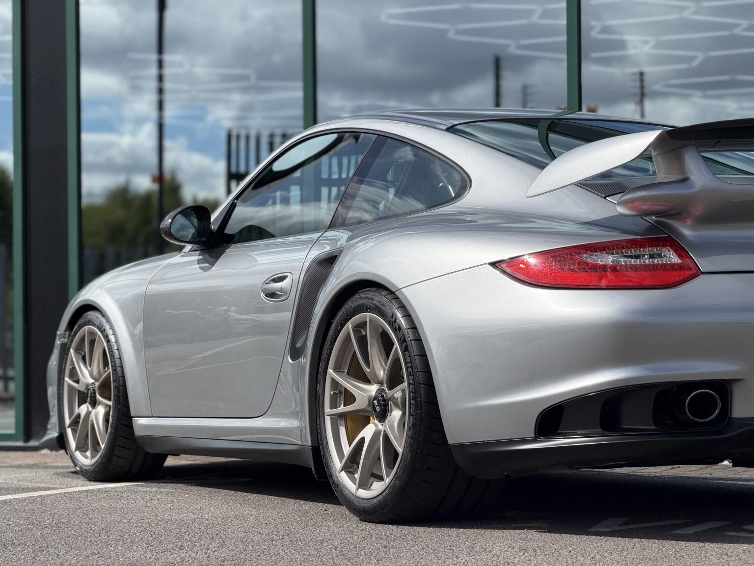 Porsche 911 view 34