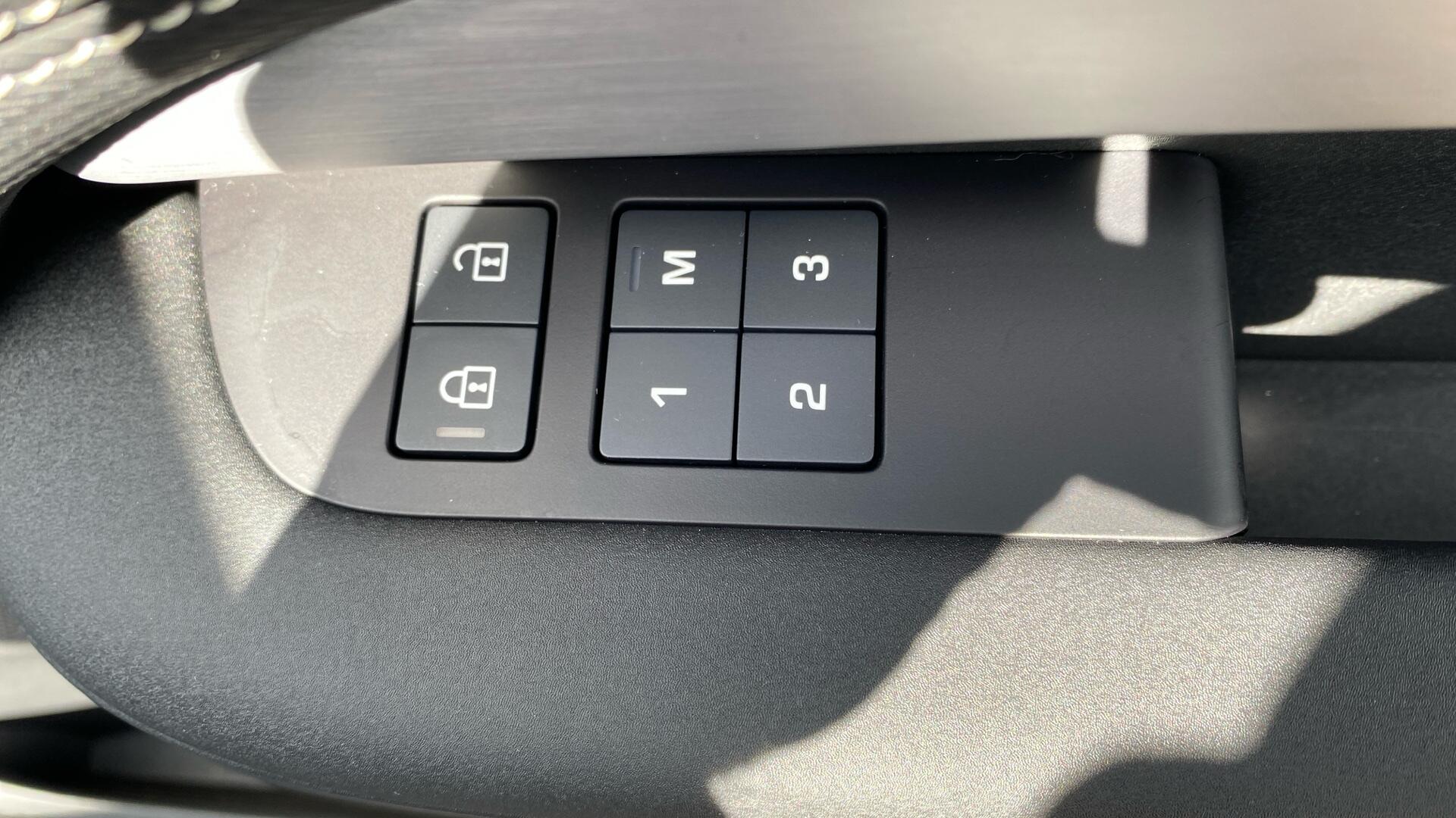 Land Rover Discovery view 29