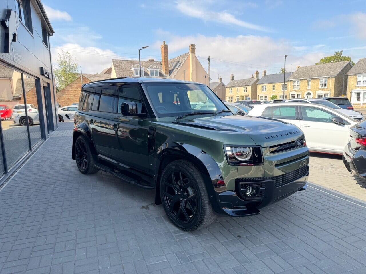 Land Rover Defender 110 view 5