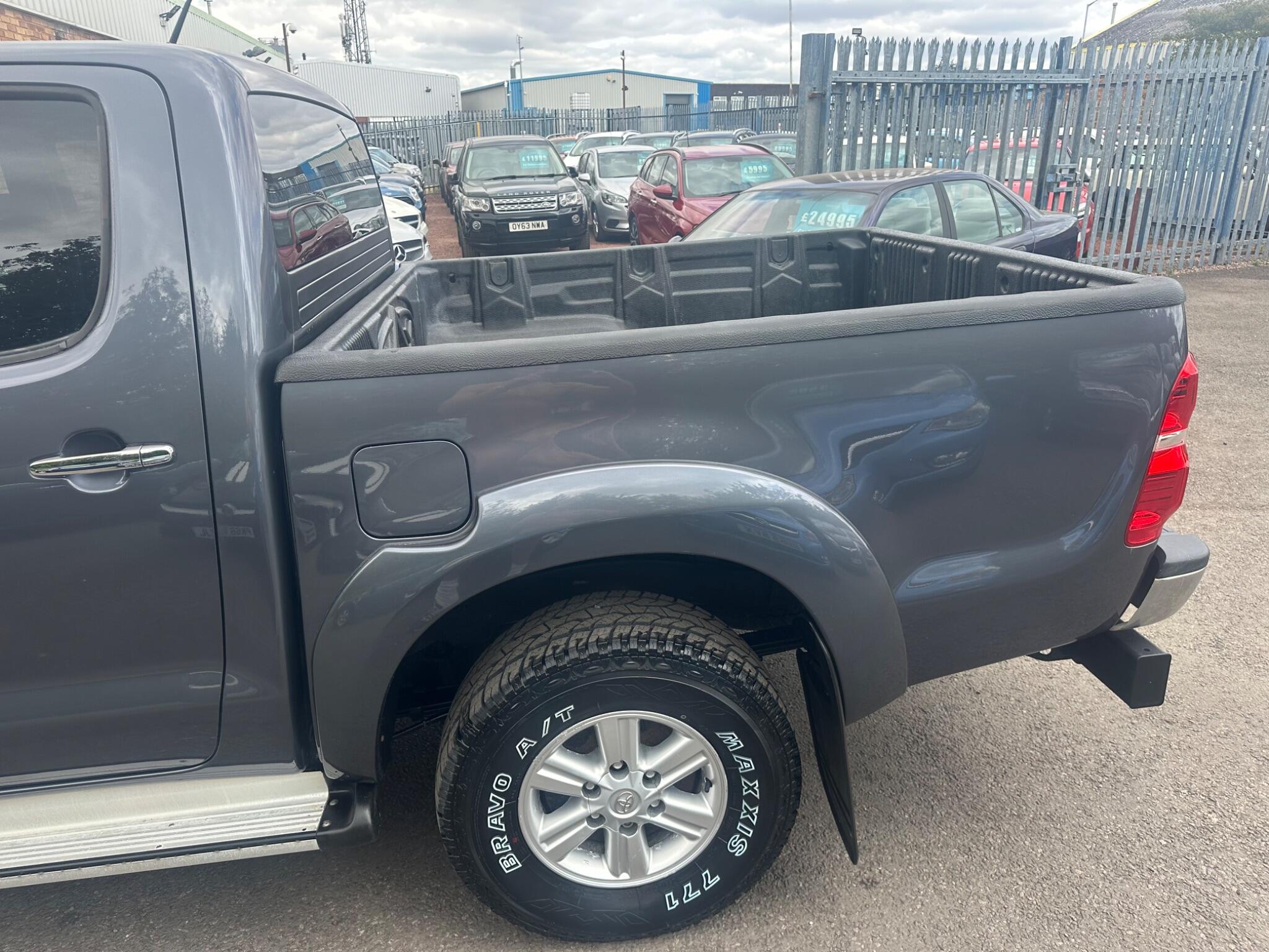 Toyota Hilux view 25