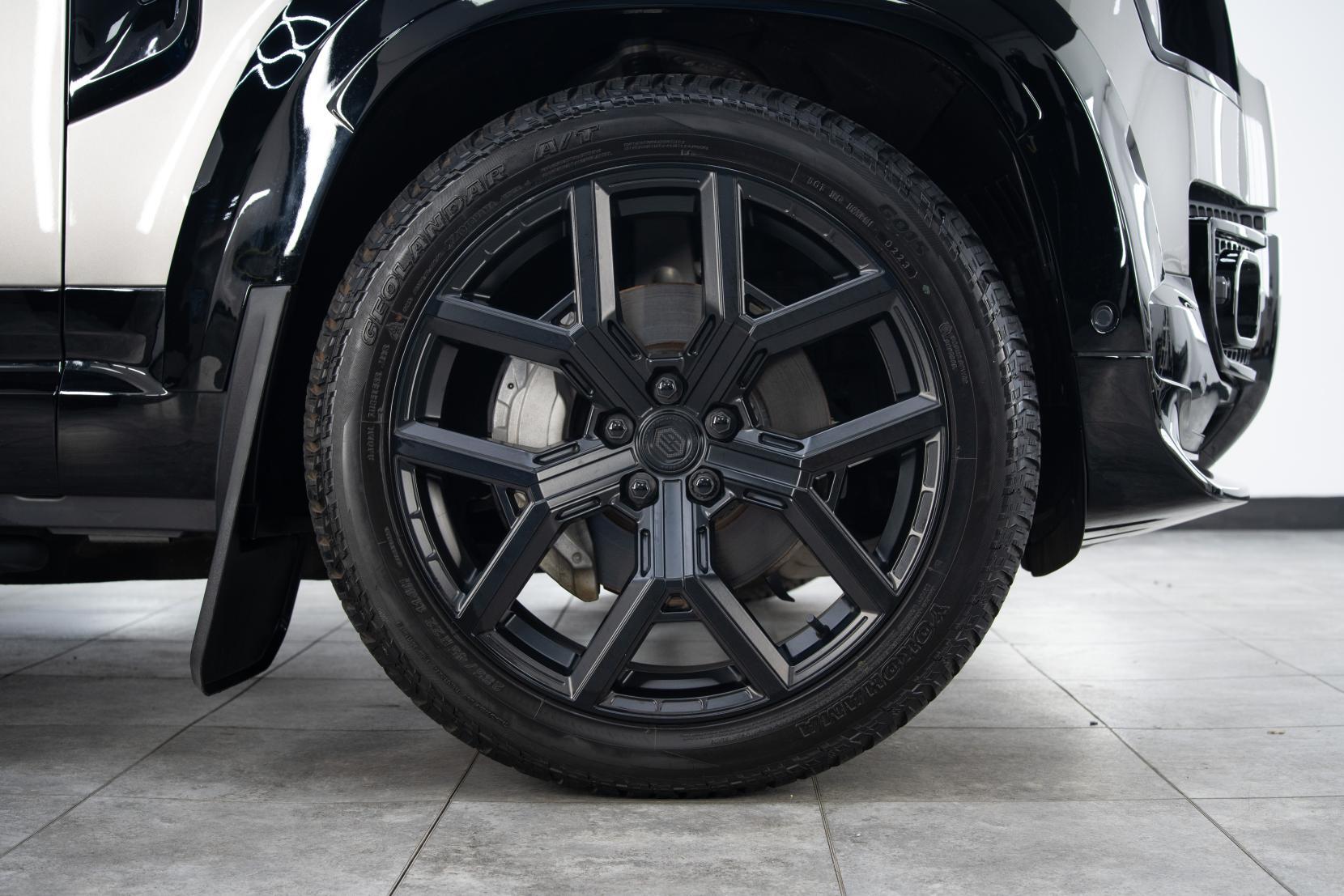 Land Rover Defender 110 view 5