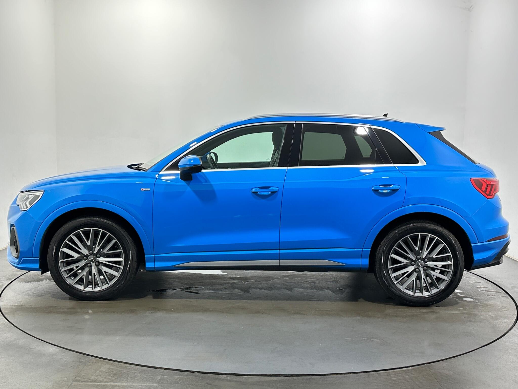 Audi Q3 view 5