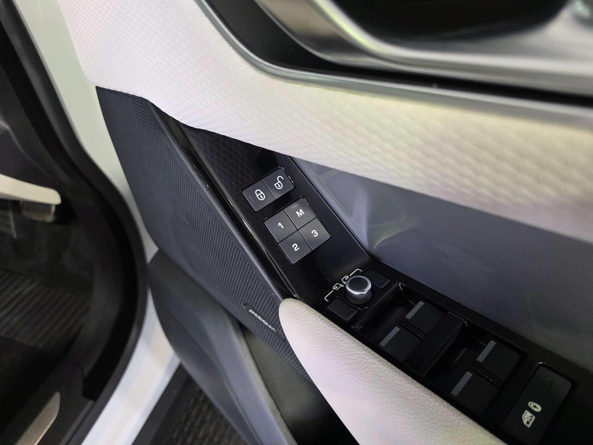 Land Rover Range Rover Velar view 51