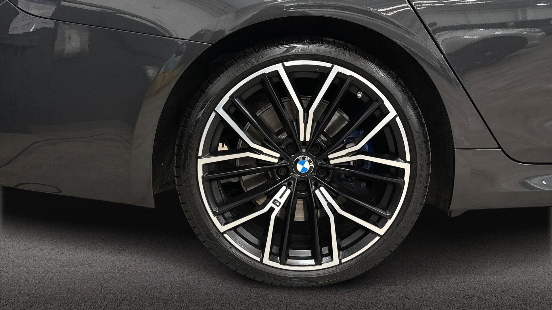 BMW 5 Series view 14