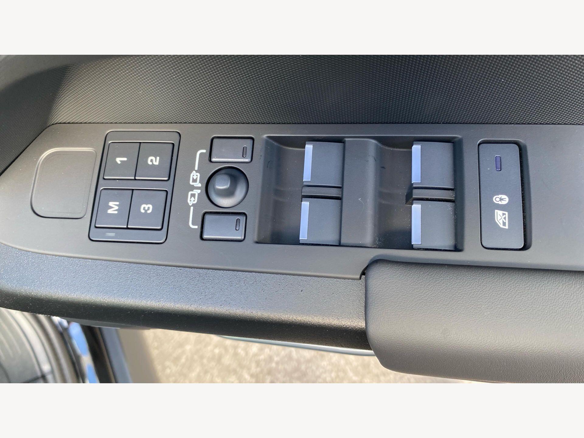 Land Rover Defender view 28