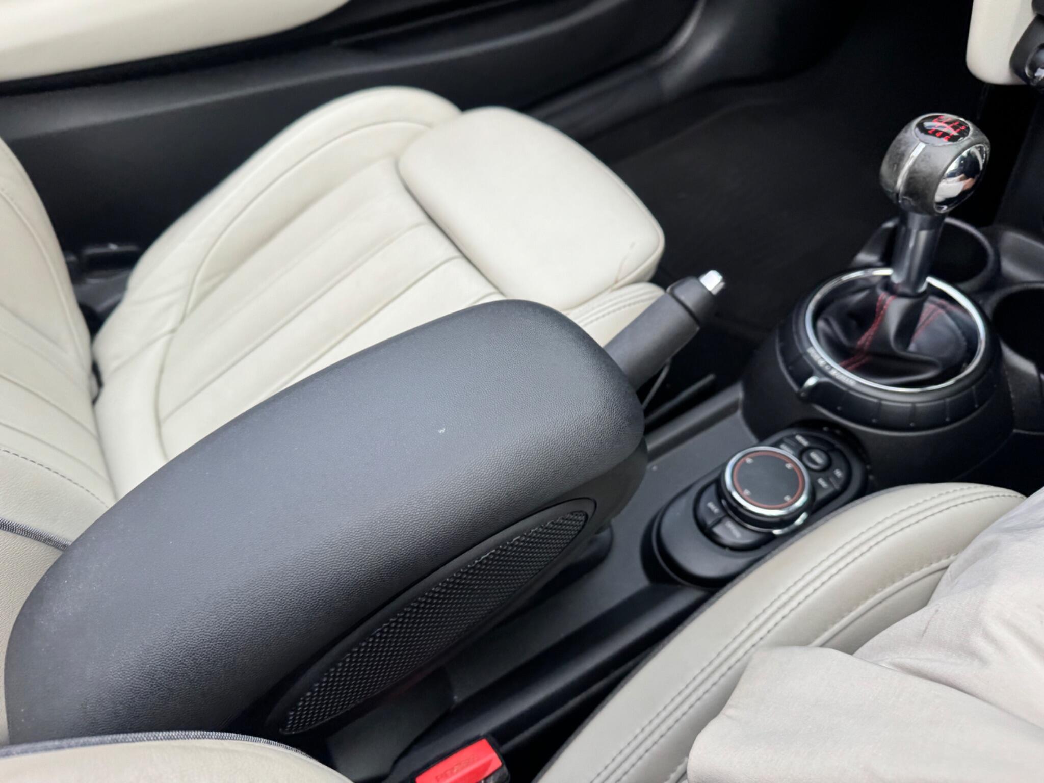 Mini Convertible view 34