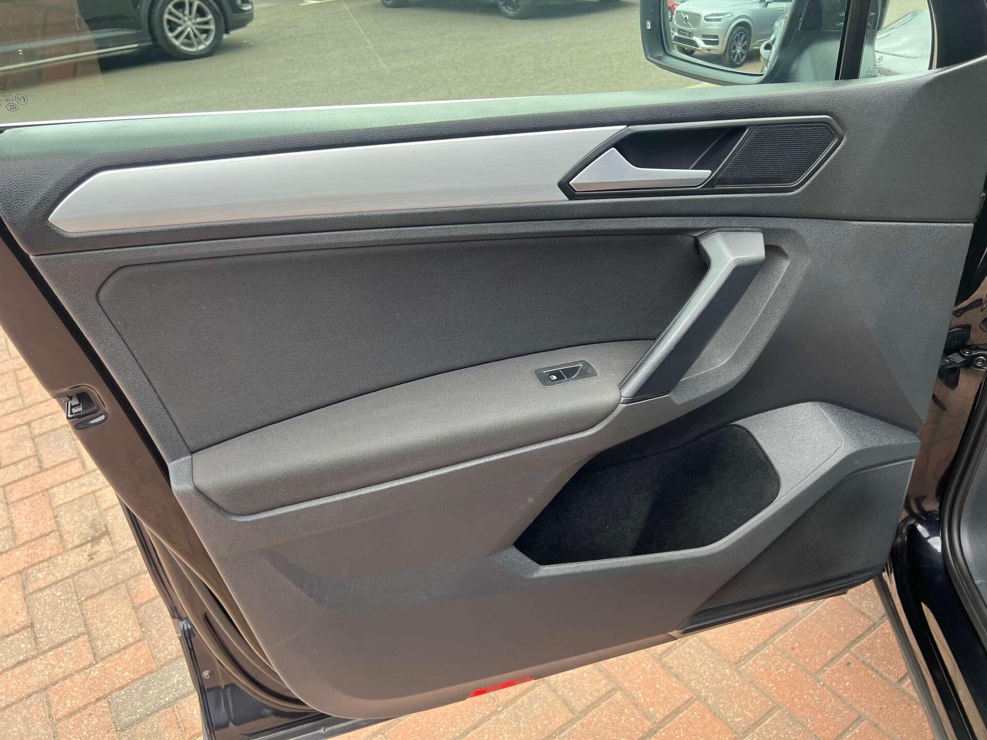 Volkswagen Tiguan view 45