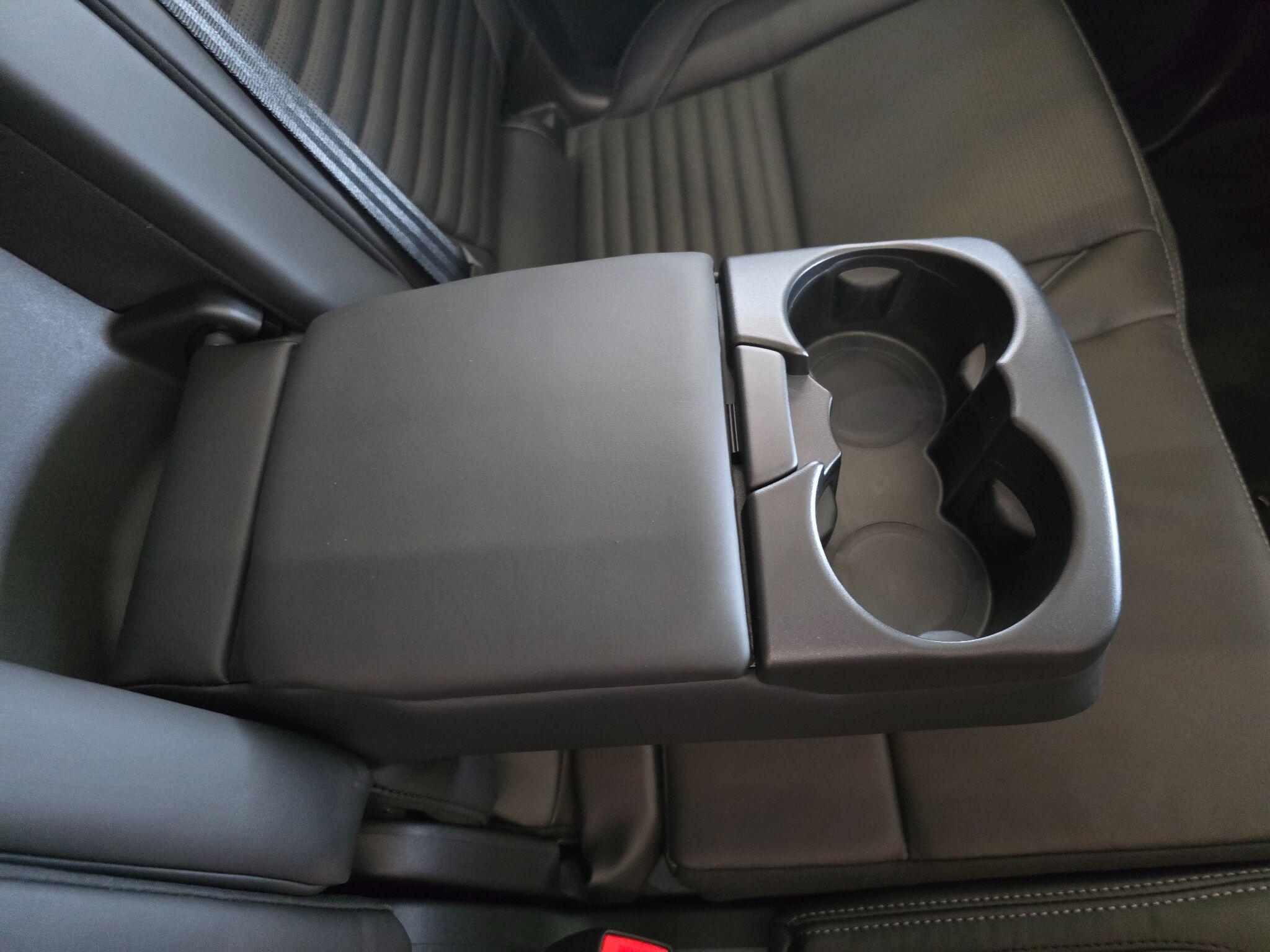 Land Rover Discovery Sport view 16