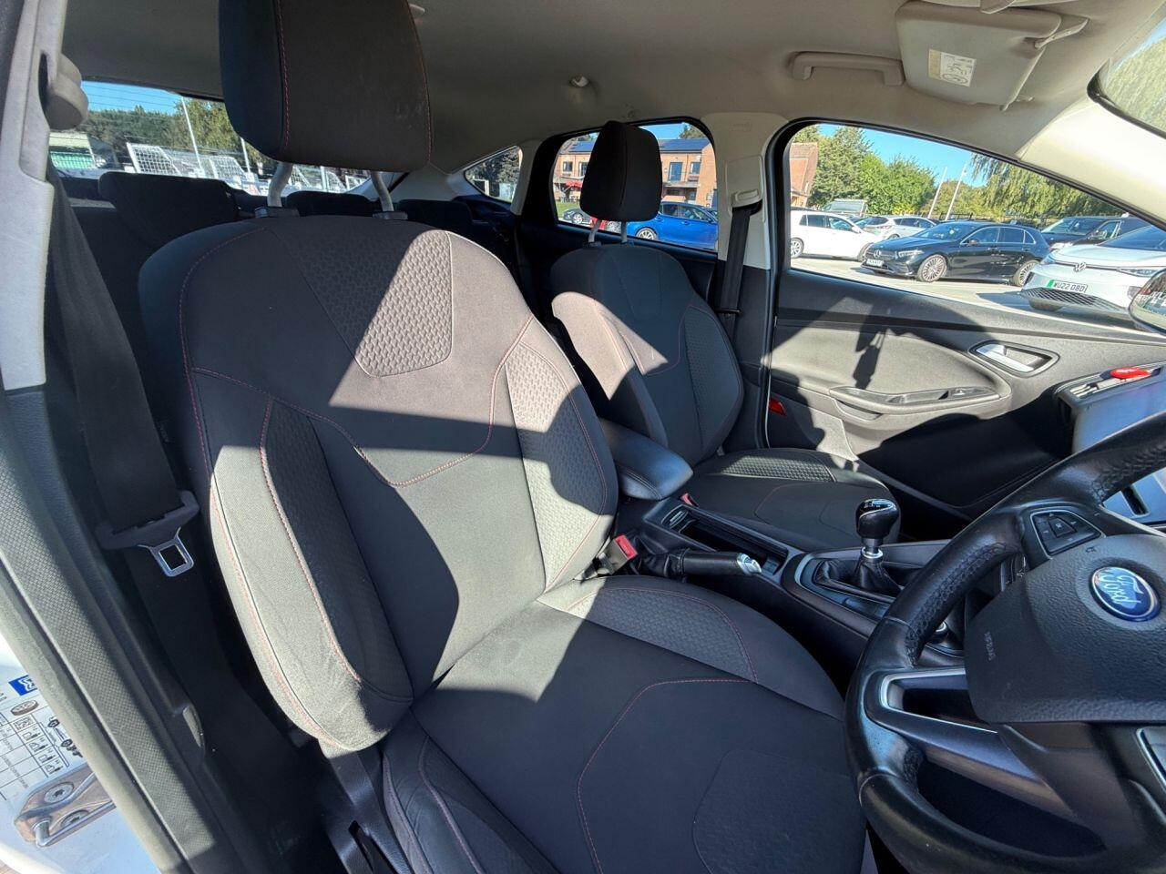 Ford Focus view 3