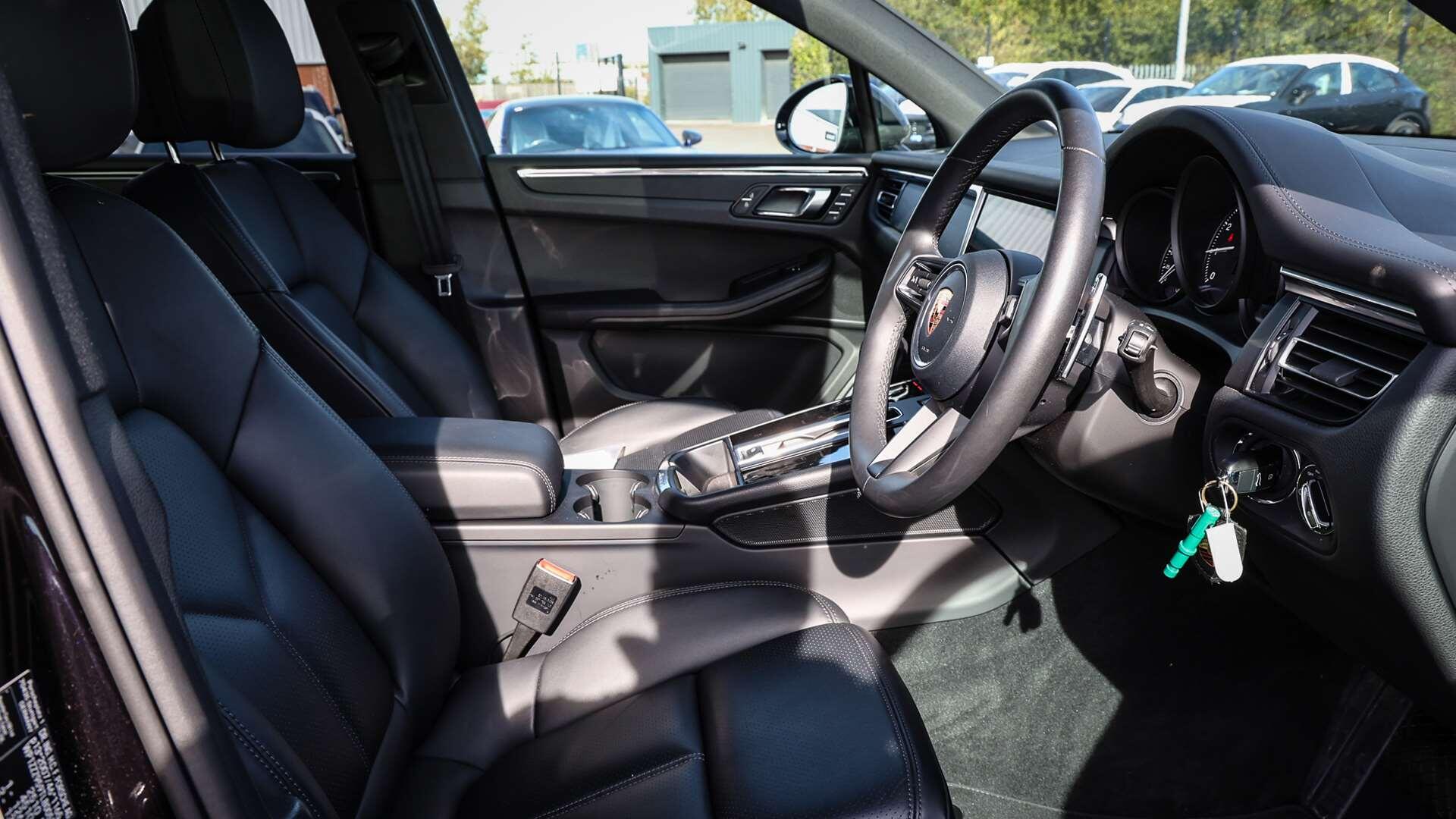 Porsche Macan view 12