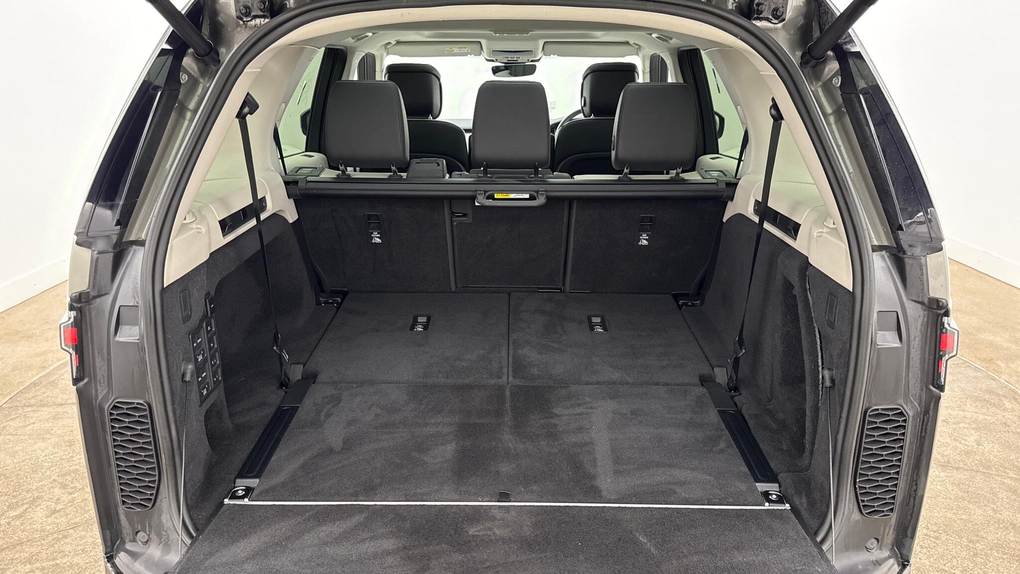 Land Rover Discovery view 10