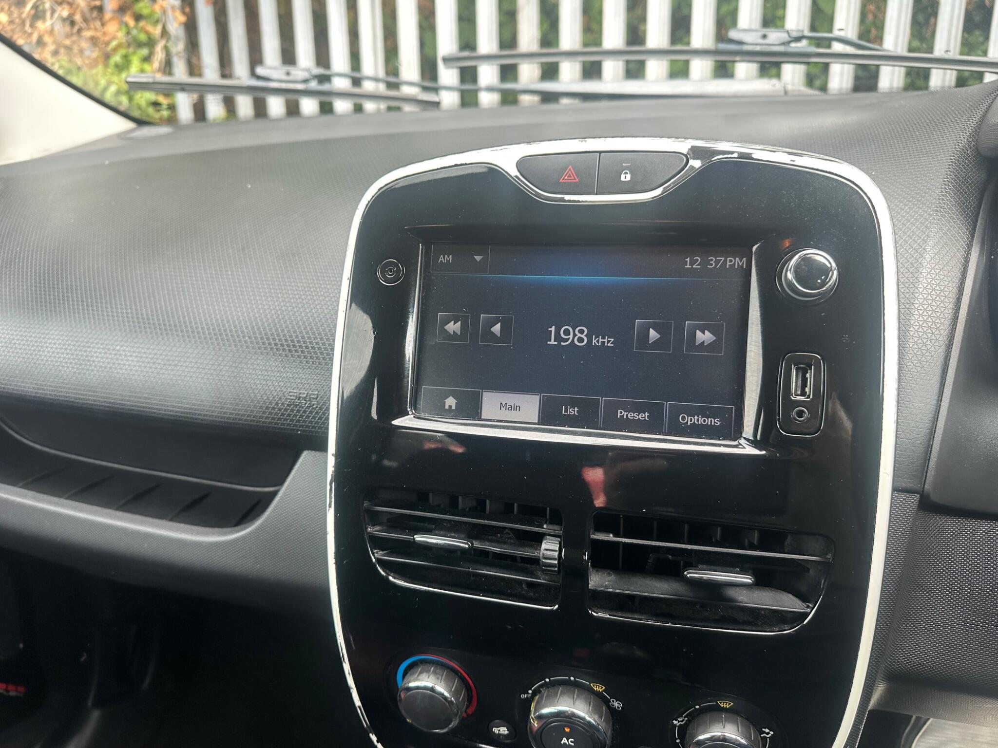 Renault Clio view 15