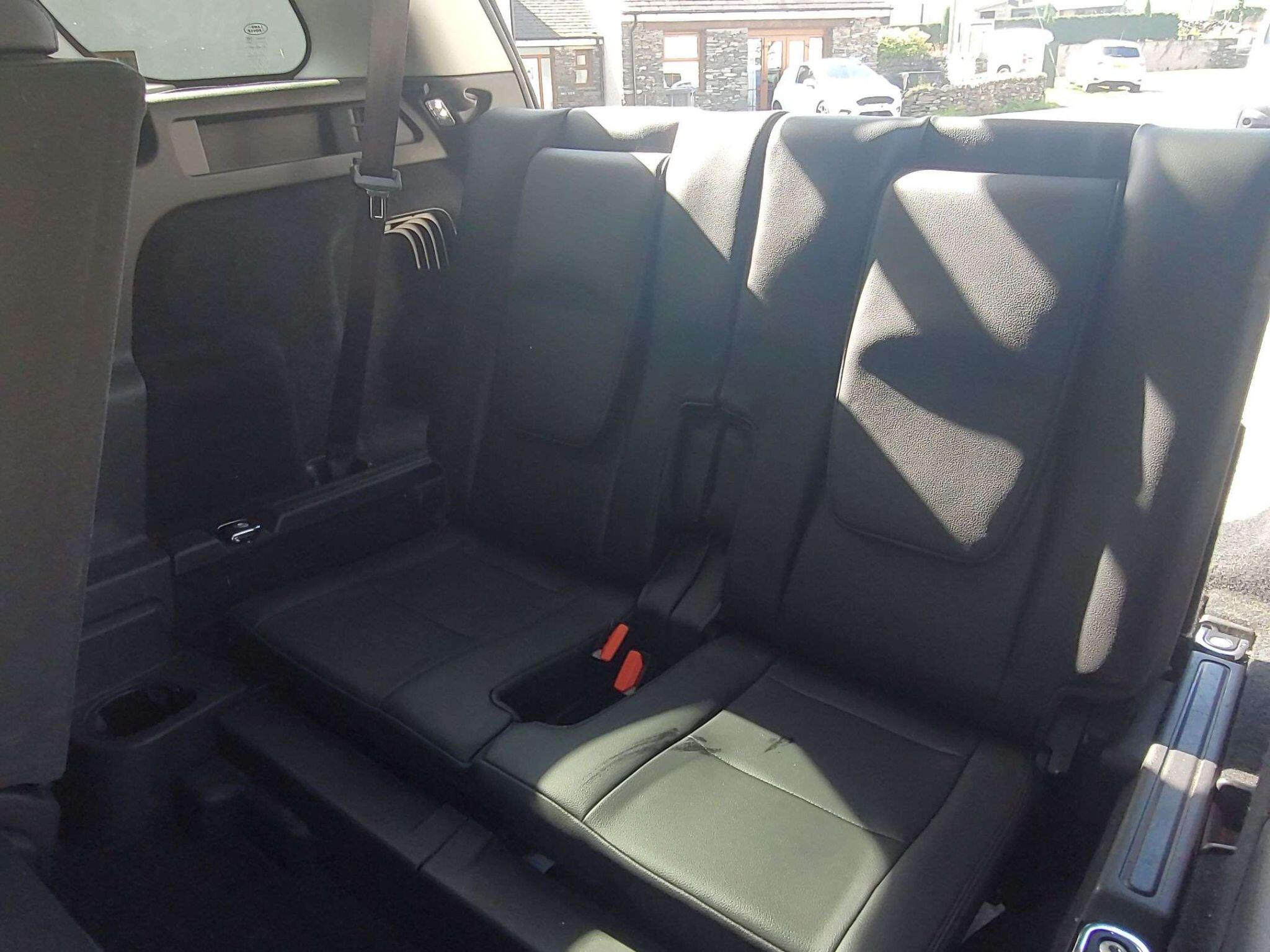 Land Rover Discovery Sport view 8