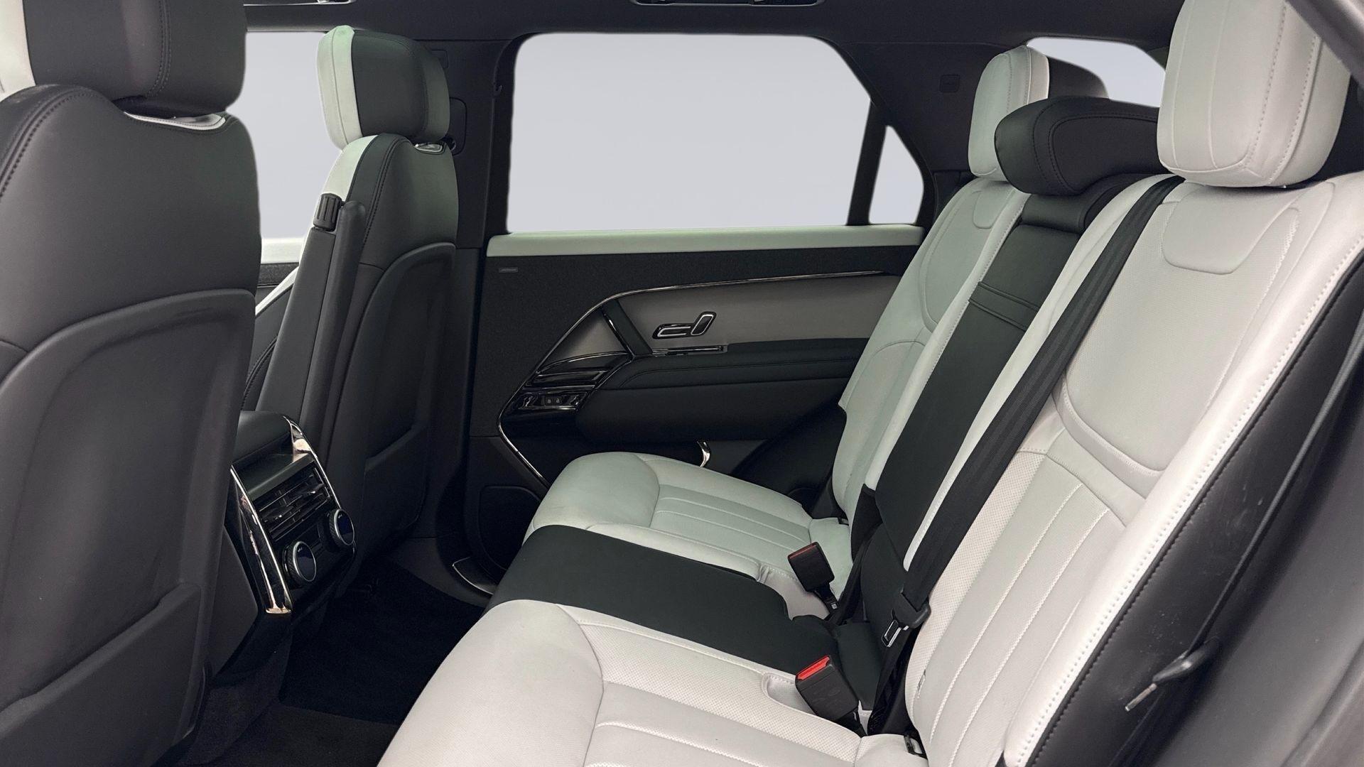 Land Rover Range Rover Sport view 4