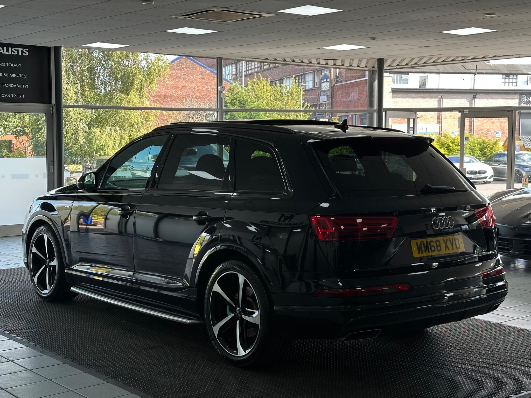 Audi Q7 view 11