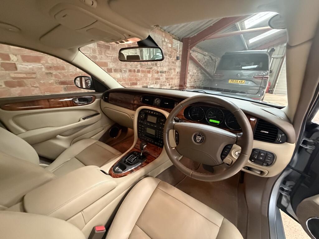 Jaguar XJ view 9