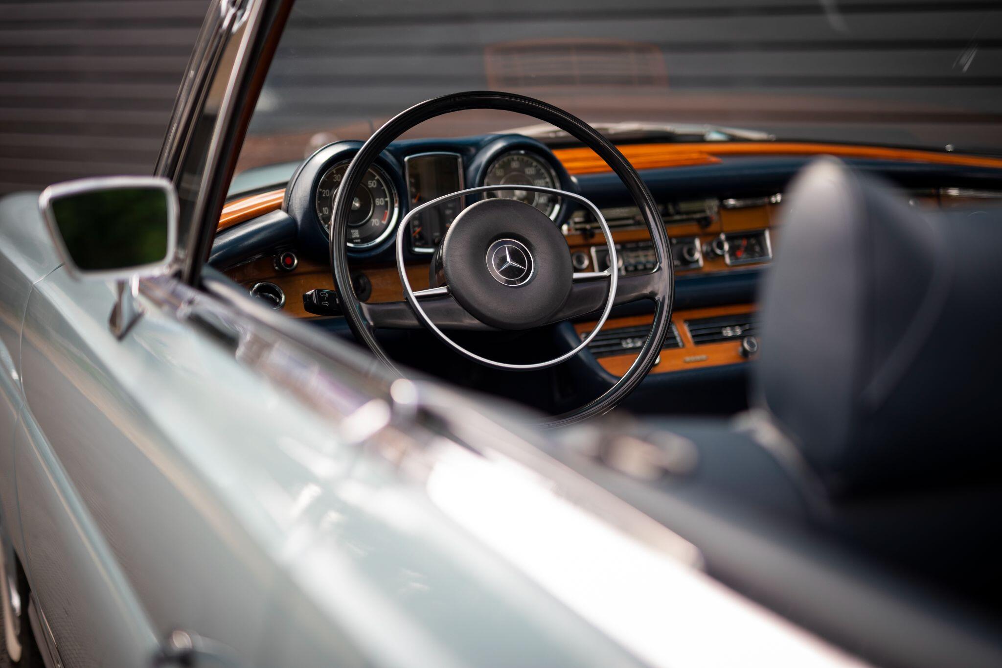 Mercedes-Benz 280 view 42