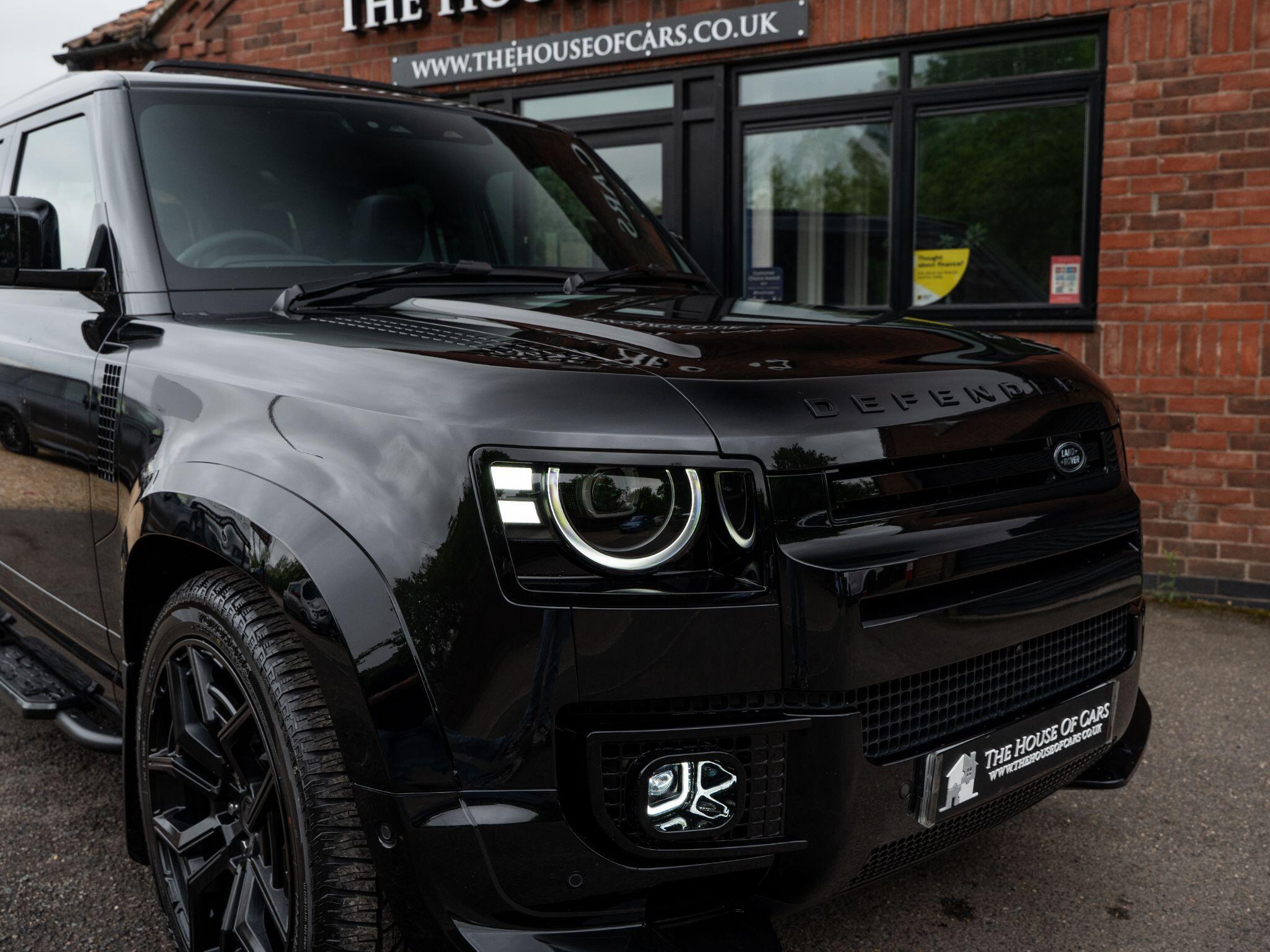 Land Rover Defender 110 view 22