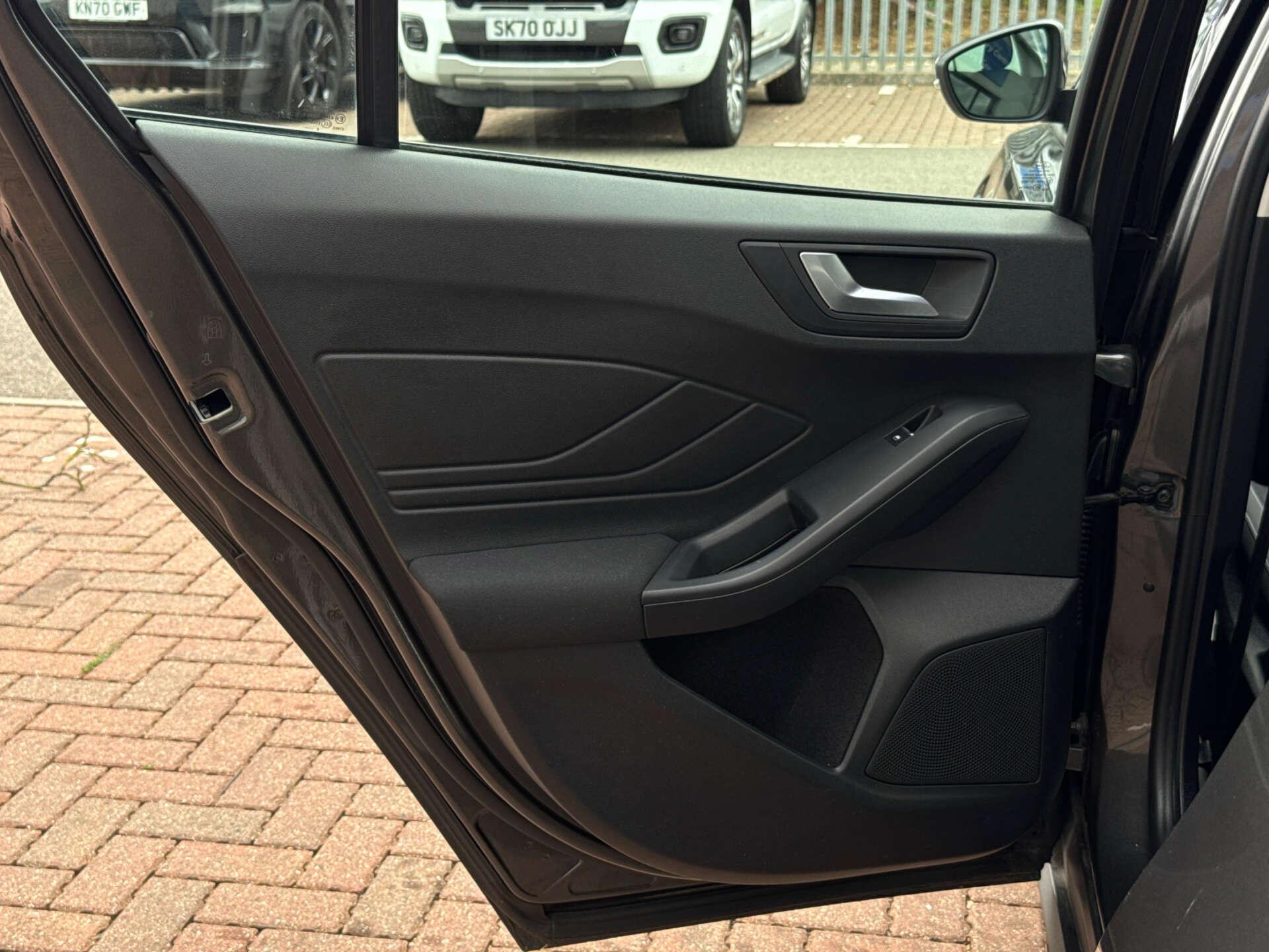 Ford Focus view 31