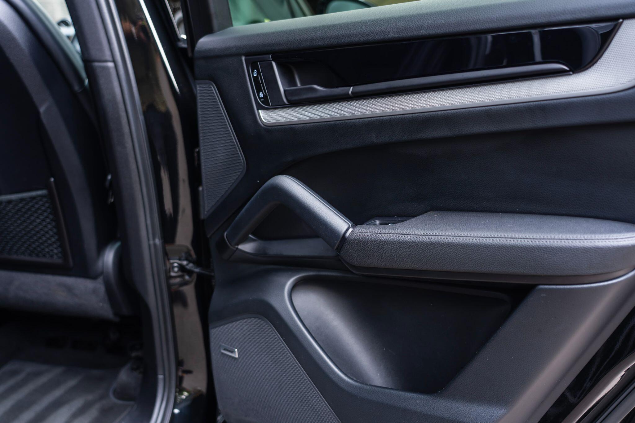 Porsche Cayenne view 32