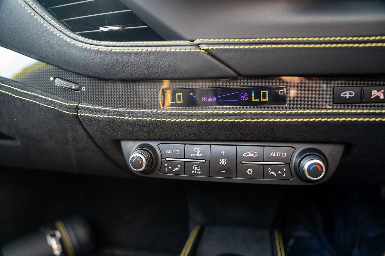 Ferrari F8 Tributo view 98