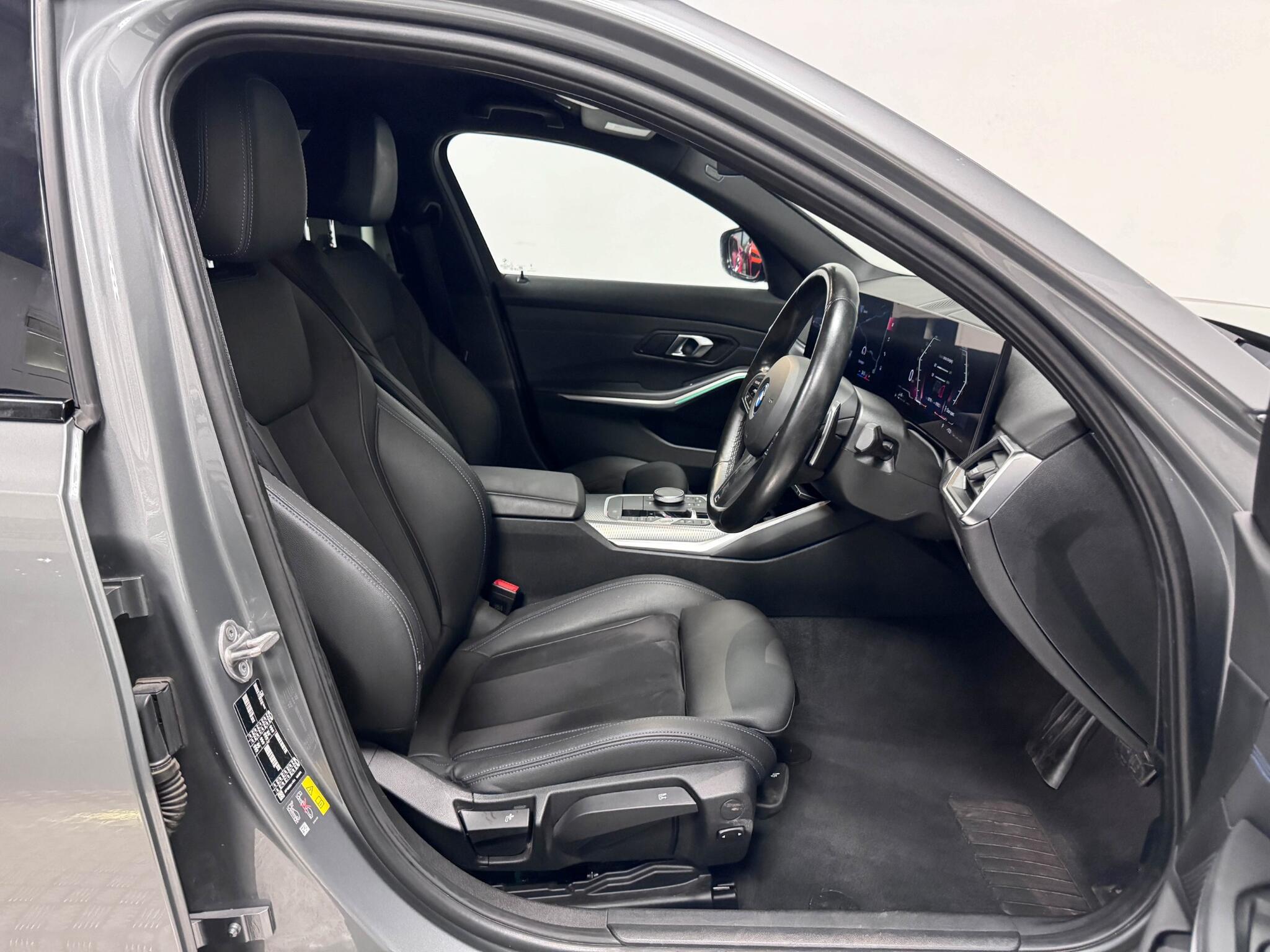 BMW 3 Series view 30