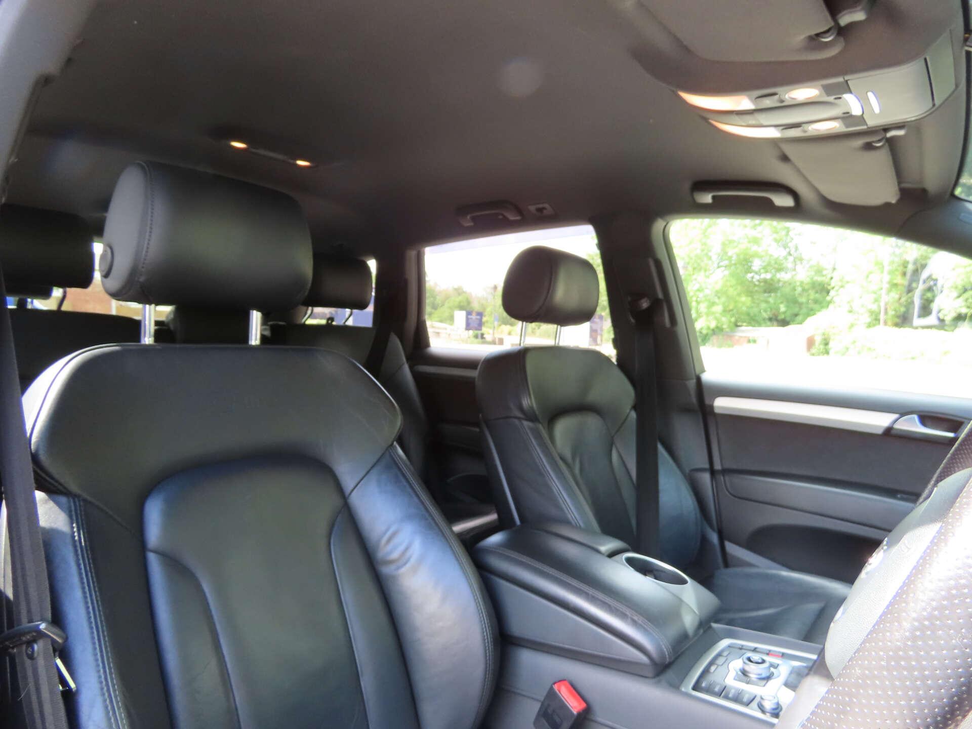Audi Q7 view 8