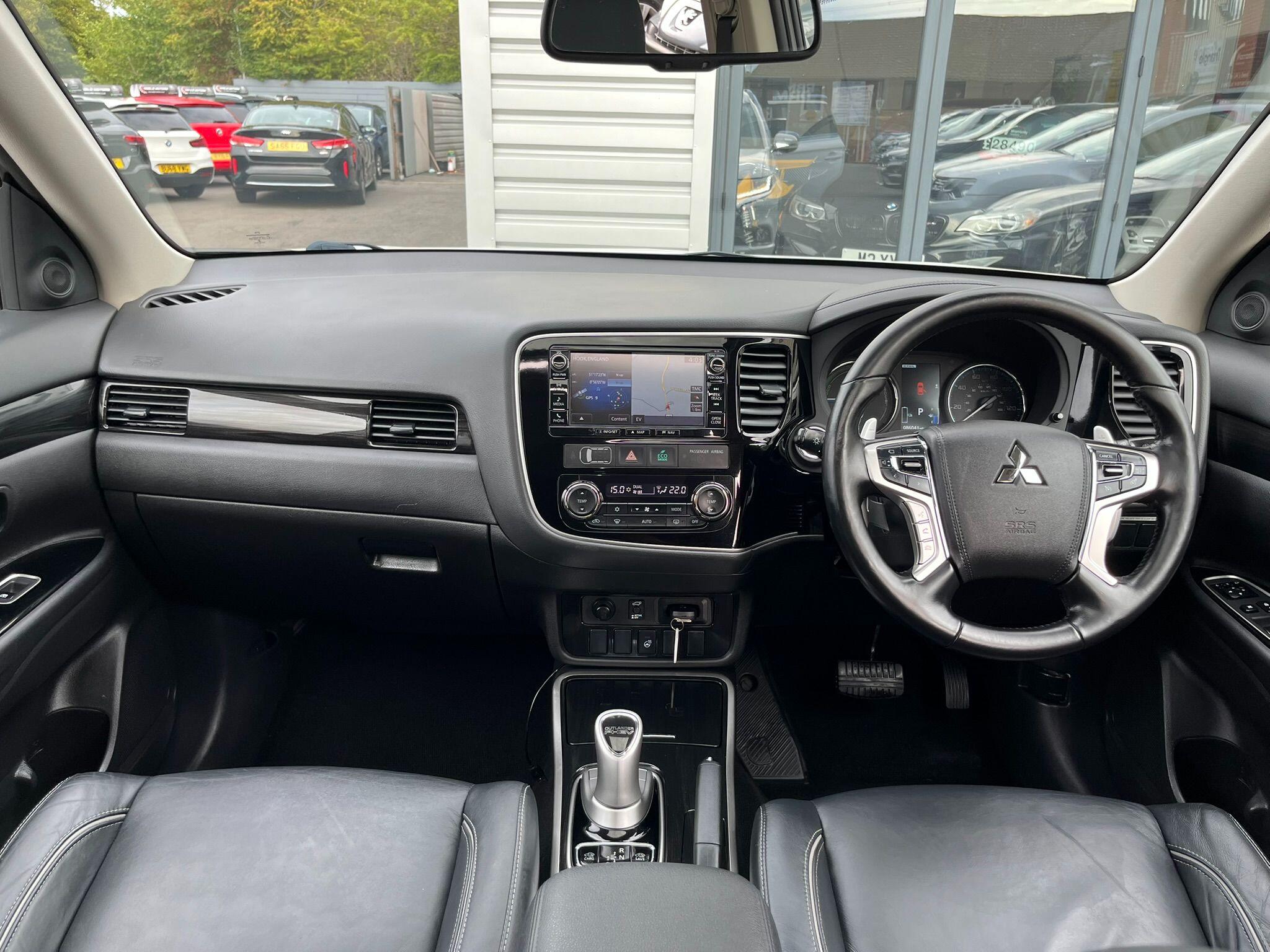 Mitsubishi Outlander view 13
