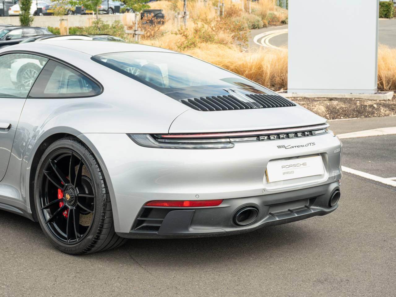 Porsche 911 view 8
