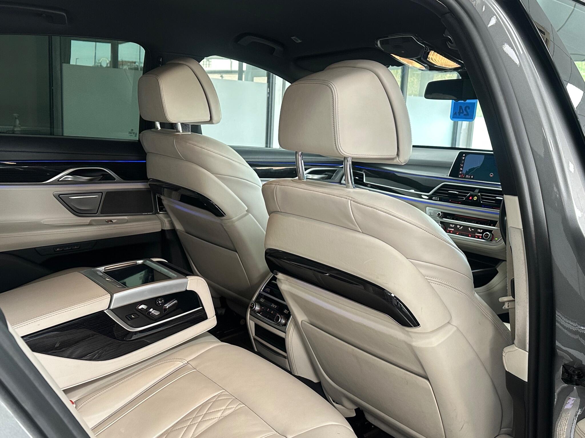 BMW 7 Series view 33