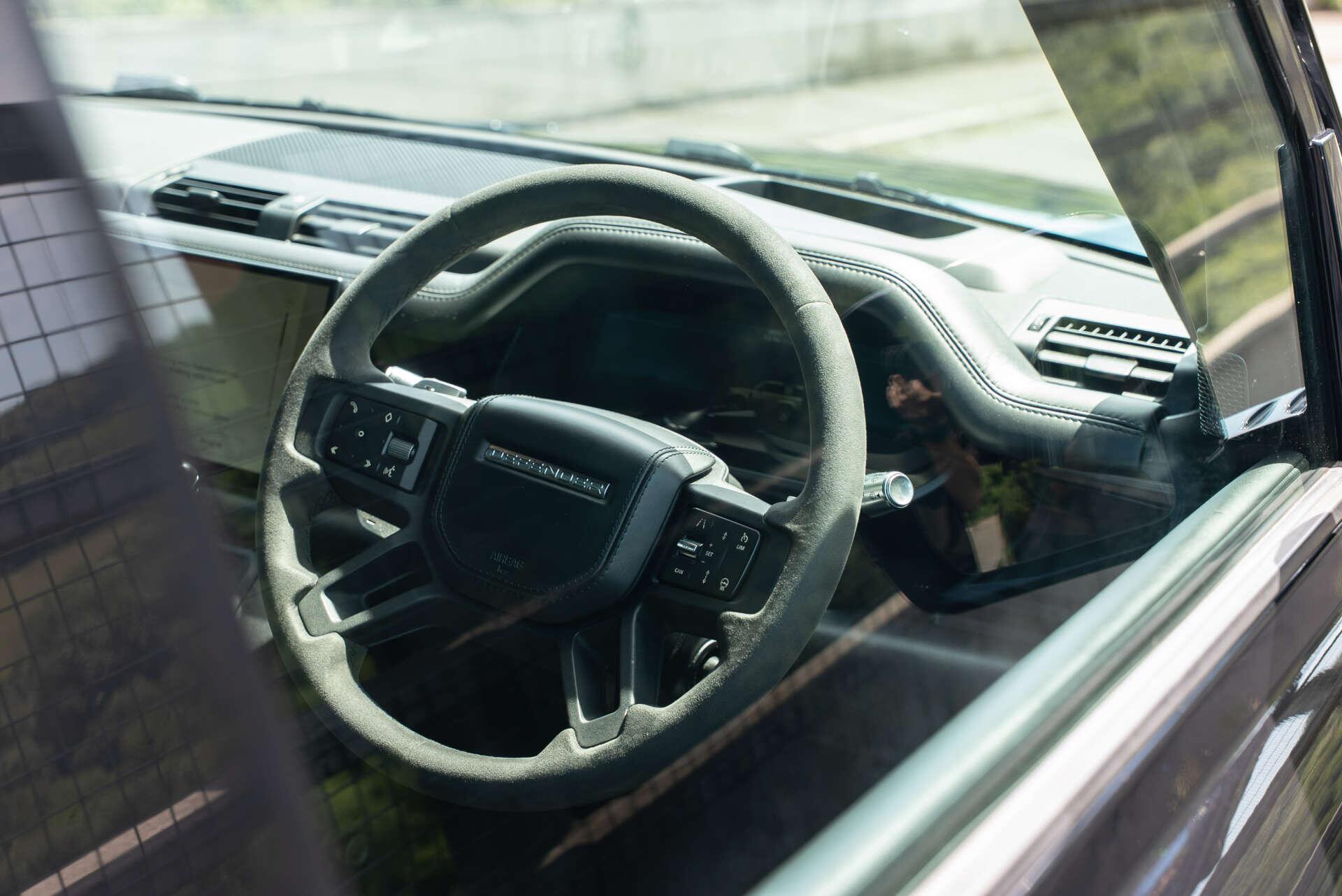 Land Rover Defender 90 view 22