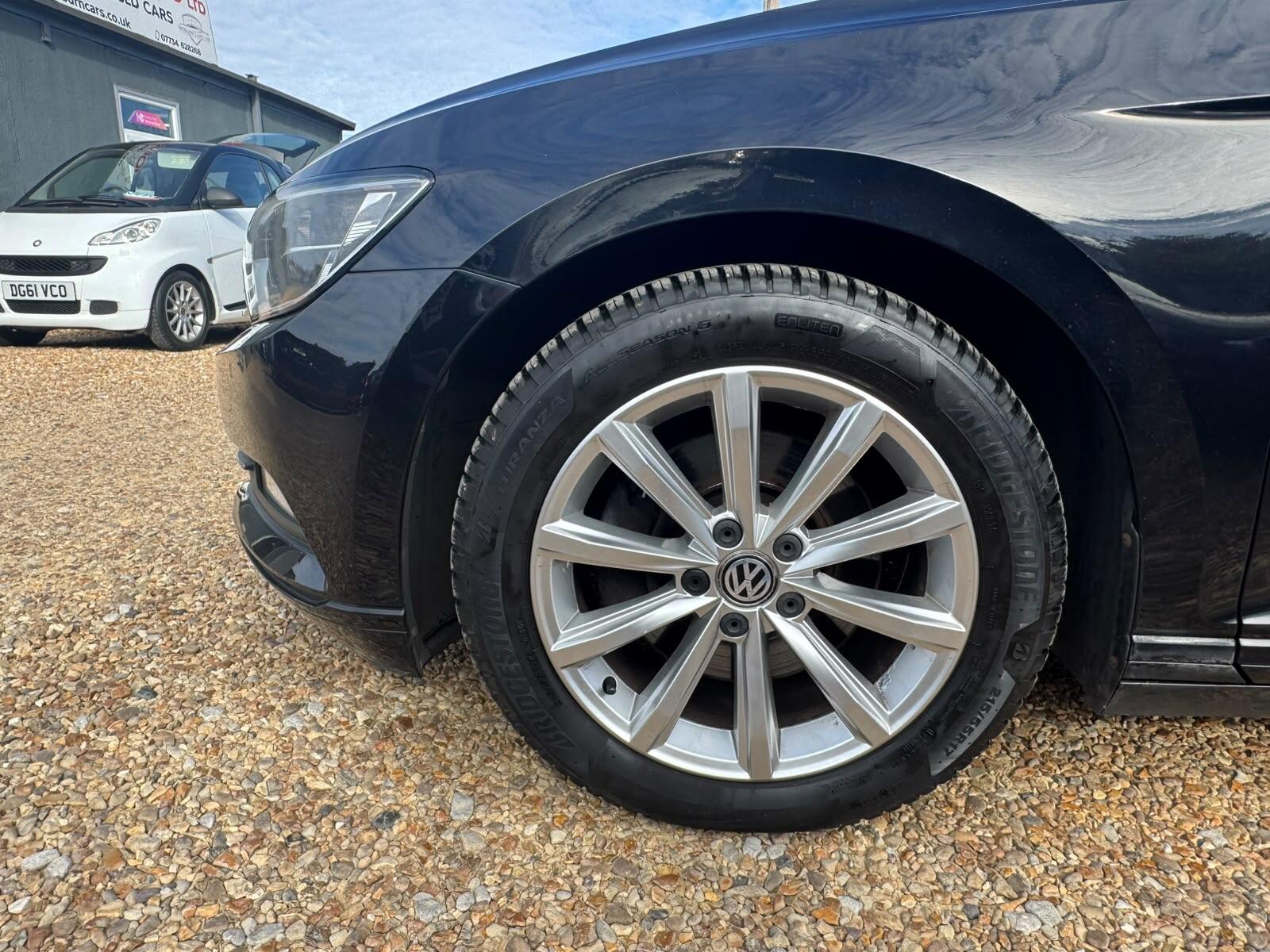 Volkswagen Passat view 22