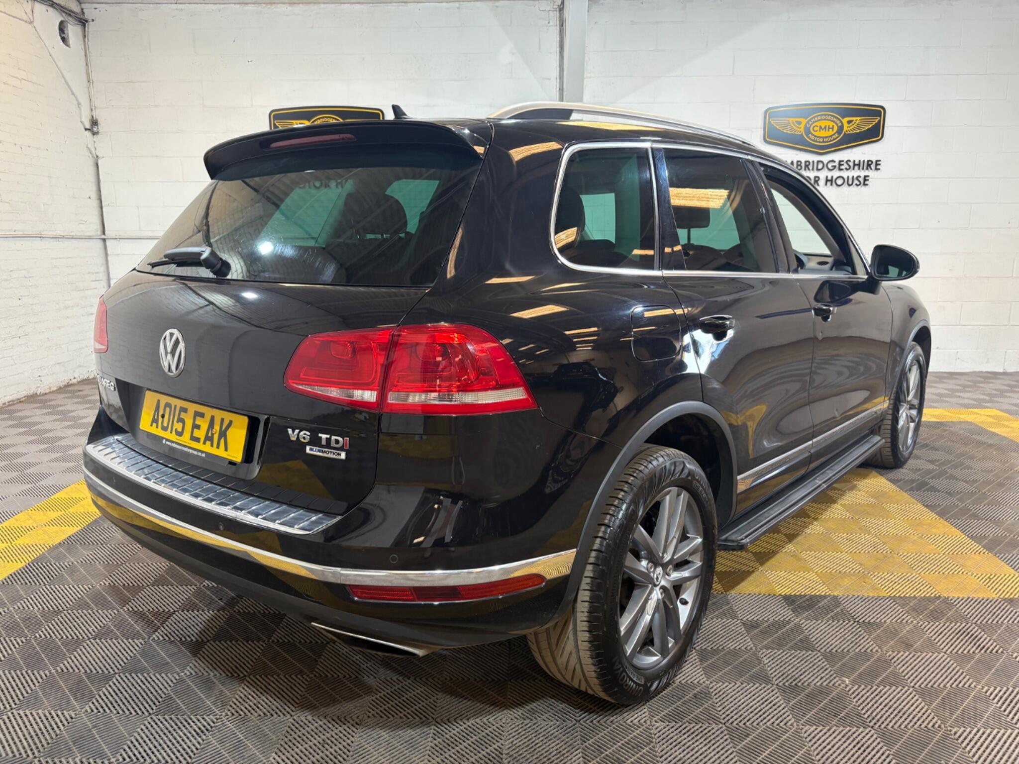 Volkswagen Touareg view 5