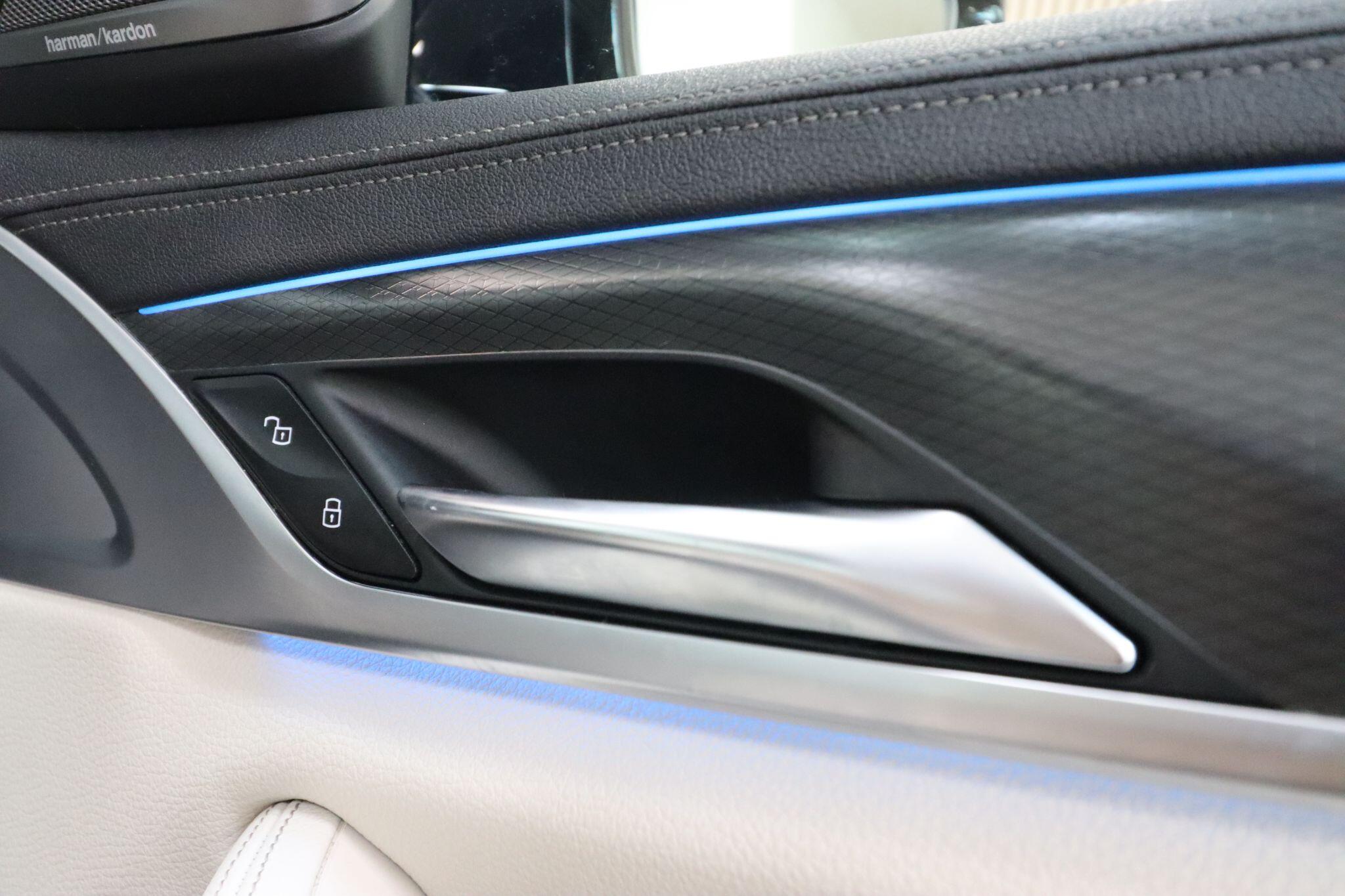 BMW 5 Series view 17