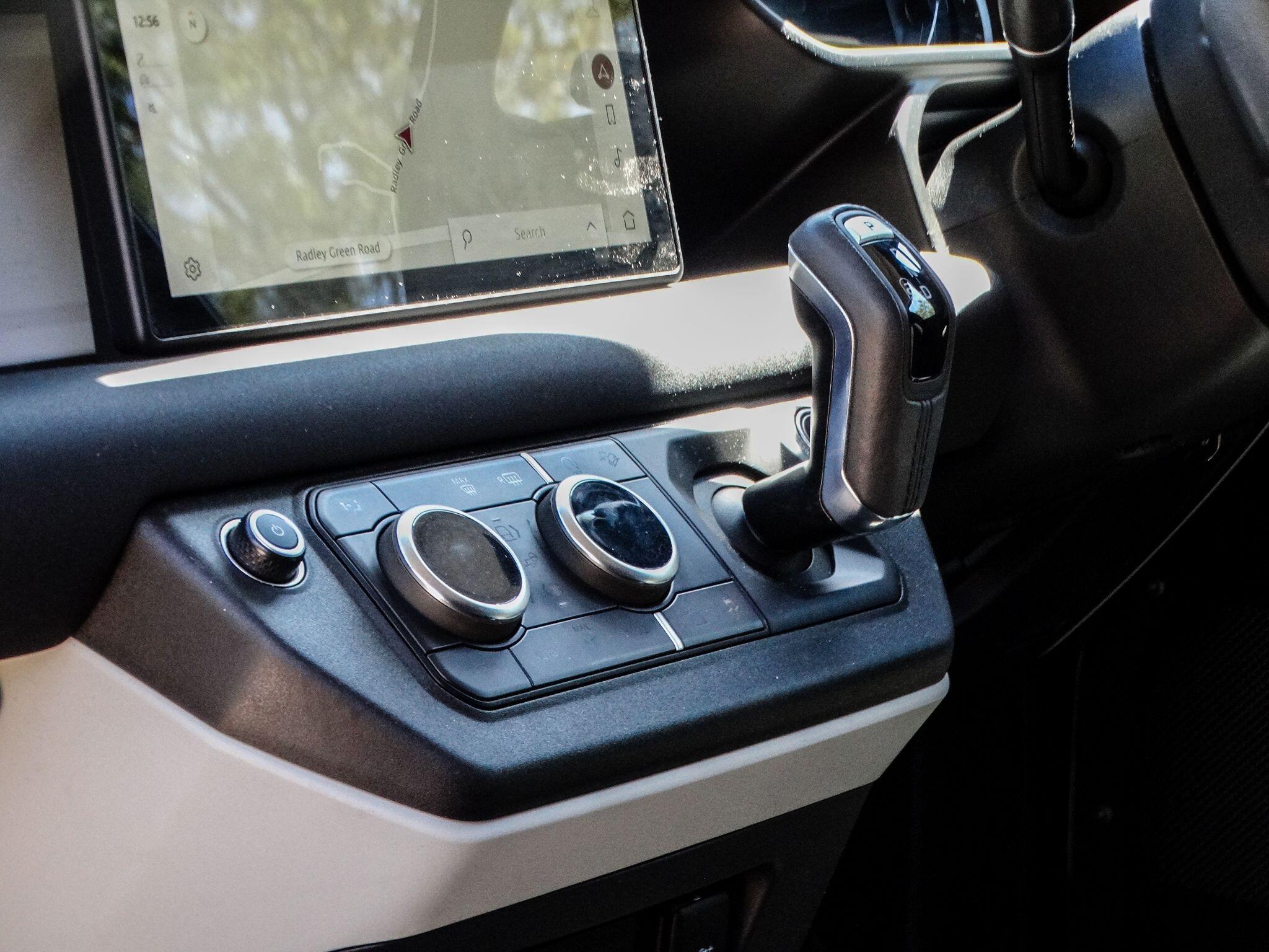 Land Rover Defender 90 view 21