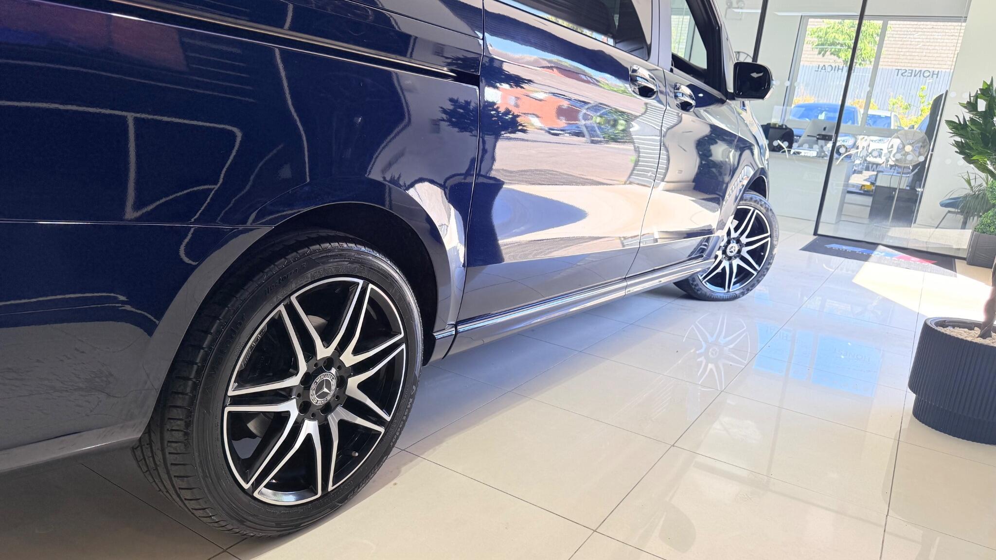 Mercedes-Benz V-Class view 15